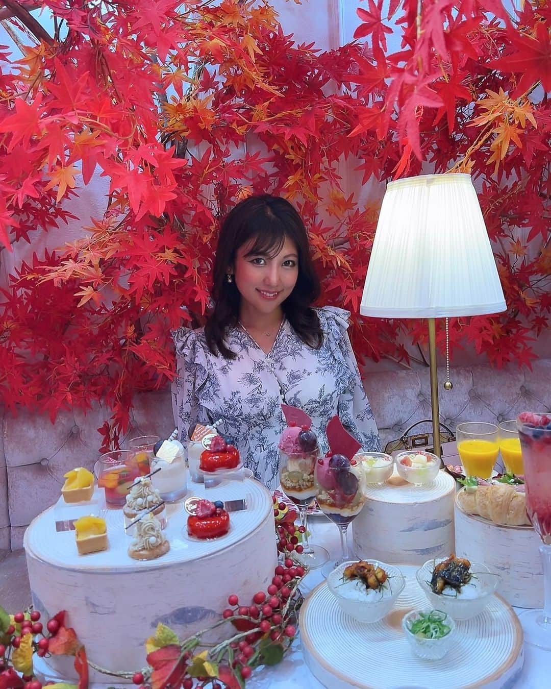神谷麻美さんのインスタグラム写真 - (神谷麻美Instagram)「#オートクチュールカフェ の#アフタヌーンティー 可愛いすぎるし、美味しすぎる🥰🌰🍁💖✨️  紅葉に囲まれて、秋感じるし、可愛すぎる🍁👸🍁💖✨️紅葉満開って感じ🍁❤️✨️  今季は、Maron and Fruits Afternoon Tea💖だよ❤️🌰✨️  秋だねぇ☺️🍁💖✨️  特に好きなのは 🌰パルフェ カシス×キャラメル で秋っぽいし、美味しい💖  🌰マロンムースとほうじ茶のブラマンジェ  とろけるっ💖✨️  🌰ひつまぶし  ドリンクの#ほうじ茶ラテ が美味しくて、ハマったよ💖✨️ Chai SpiceもApple Rooibosも好き💖✨️  ドリンクも毎シーズンその季節のものに変わってて、感動する💖🫧🫖✨️  @hautecouturecafe_official   #hautecouturecafeomotesandou #オートクチュールカフェ表参道 #afternoontea #表参道 #表参道カフェ」11月10日 18時52分 - asamice428