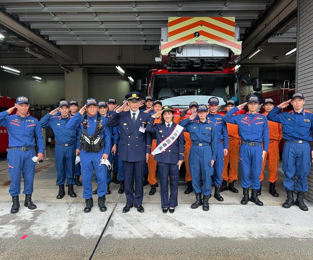 加藤未唯さんのインスタグラム写真 - (加藤未唯Instagram)「1日消防署長“消防署編”👮🏻🚒  左京消防署の皆様、 貴重な経験をさせて頂きありがとうございました🙏  運転席や操縦席に乗らせていただき、隊員の方からお話を伺い、 実際の活動を拝見、体験し、命懸けで市民の安全を守ってくださる姿に力強さ・カッコ良さを改めて感じました！  特に35mのはしご車は圧巻でした！ 京都には高さ制限があるため、31m以下のビルしかないので、 京都市を一望することが出来ました！ここから京都タワーまでみれました🗼 なので、どこで火災が起きてもすぐに駆けつけることができます！ 火事が起きても安心😌なんて思ってしまいました… 皆様、火の消し忘れにはご注意を⚠️  署長の制服を身にまとえたことも光栄でした👔似合ってる？ (署長クラスは袖の星が3つ、胸のバッチがゴールド) 職務を終え、着替える時には図々しくも名残惜しい気持ちでした。 また着れる日を夢見て🫧💭  #1日消防署長 #消防署 #左京区 #制服 #署長」11月10日 18時53分 - miyukato1121