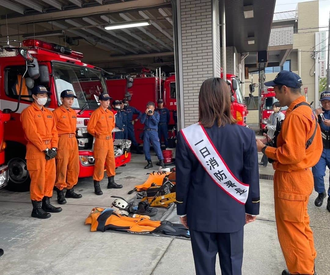 加藤未唯さんのインスタグラム写真 - (加藤未唯Instagram)「1日消防署長“消防署編”👮🏻🚒  左京消防署の皆様、 貴重な経験をさせて頂きありがとうございました🙏  運転席や操縦席に乗らせていただき、隊員の方からお話を伺い、 実際の活動を拝見、体験し、命懸けで市民の安全を守ってくださる姿に力強さ・カッコ良さを改めて感じました！  特に35mのはしご車は圧巻でした！ 京都には高さ制限があるため、31m以下のビルしかないので、 京都市を一望することが出来ました！ここから京都タワーまでみれました🗼 なので、どこで火災が起きてもすぐに駆けつけることができます！ 火事が起きても安心😌なんて思ってしまいました… 皆様、火の消し忘れにはご注意を⚠️  署長の制服を身にまとえたことも光栄でした👔似合ってる？ (署長クラスは袖の星が3つ、胸のバッチがゴールド) 職務を終え、着替える時には図々しくも名残惜しい気持ちでした。 また着れる日を夢見て🫧💭  #1日消防署長 #消防署 #左京区 #制服 #署長」11月10日 18時53分 - miyukato1121