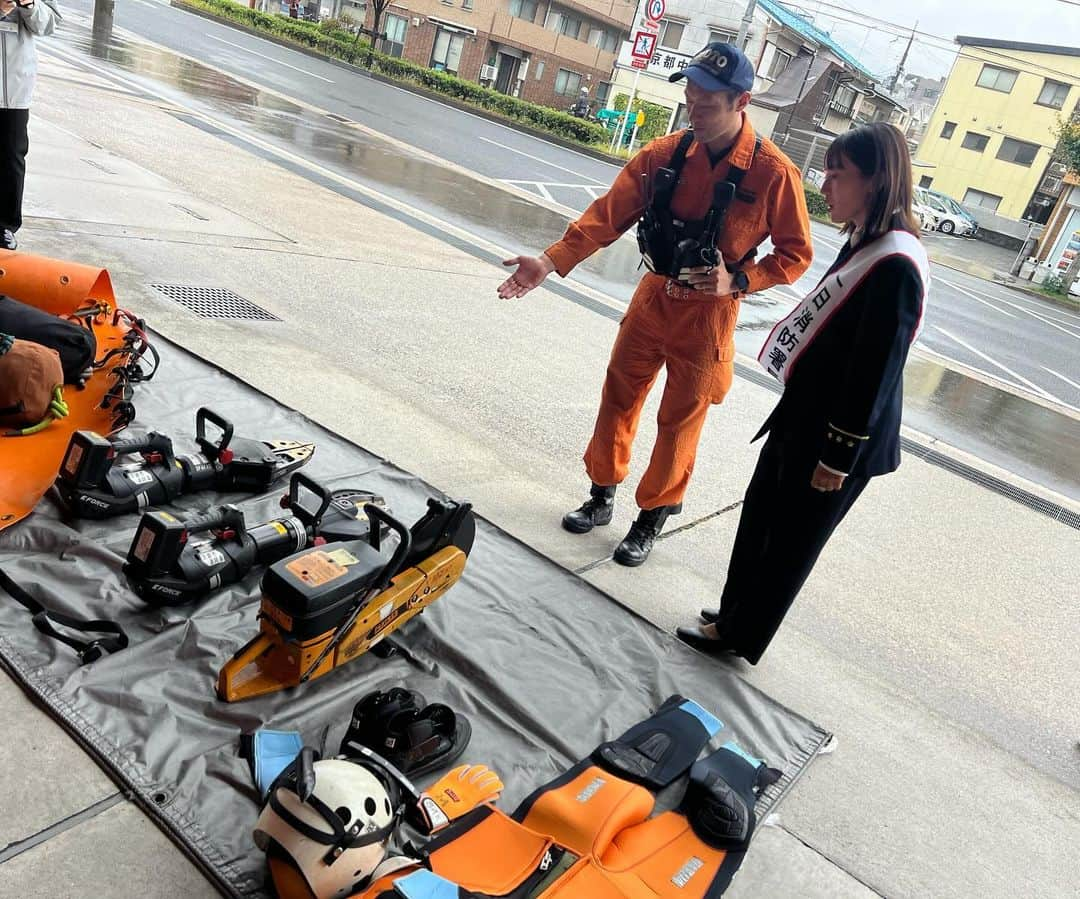 加藤未唯さんのインスタグラム写真 - (加藤未唯Instagram)「1日消防署長“消防署編”👮🏻🚒  左京消防署の皆様、 貴重な経験をさせて頂きありがとうございました🙏  運転席や操縦席に乗らせていただき、隊員の方からお話を伺い、 実際の活動を拝見、体験し、命懸けで市民の安全を守ってくださる姿に力強さ・カッコ良さを改めて感じました！  特に35mのはしご車は圧巻でした！ 京都には高さ制限があるため、31m以下のビルしかないので、 京都市を一望することが出来ました！ここから京都タワーまでみれました🗼 なので、どこで火災が起きてもすぐに駆けつけることができます！ 火事が起きても安心😌なんて思ってしまいました… 皆様、火の消し忘れにはご注意を⚠️  署長の制服を身にまとえたことも光栄でした👔似合ってる？ (署長クラスは袖の星が3つ、胸のバッチがゴールド) 職務を終え、着替える時には図々しくも名残惜しい気持ちでした。 また着れる日を夢見て🫧💭  #1日消防署長 #消防署 #左京区 #制服 #署長」11月10日 18時53分 - miyukato1121