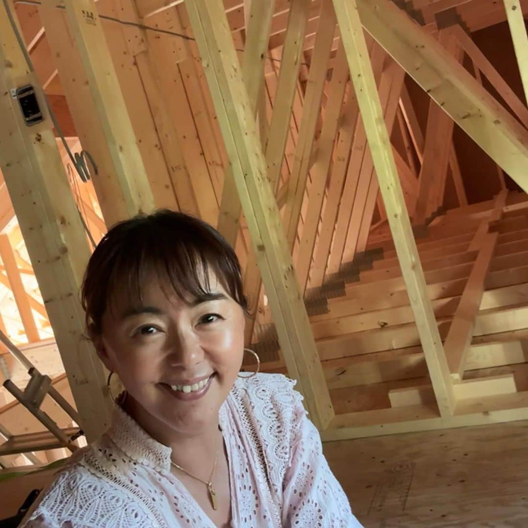 田中律子さんのインスタグラム写真 - (田中律子Instagram)「山の家🏠着々と建築が進んでいます👏🏼びっくりするくらい丁寧で早い‼️  GLホームで家を建てようって決めて動き出してから1年☝🏼 @gl_home_fc  @gl_home_maebashi  @lixil_official   沖縄の我が家のリノベーションもやってくれた岩切さん　@kenichiroiwakiri  絶大な信頼とセンスの持ち主の岩さん、何回も何回も打ち合わせを重ね、あれがいい、これはヤダ、私のワガママも受け入れてくれて、ホントに大好きを詰め込んだ私の山の家🏠  サウナもいれちゃうよー❤️‍🔥ととのえ親方色々相談のってくれてありがとーね🙌🏼　@totonoeoyakata   曾祖父の土地に、おばーちゃんとお父さんに約束した家を建てる🏠2人は去年ニライカナイに🌈行ってしまったけど、約束どおり、家が建つよ✨楽しみで仕方ない🤩  #山の家 #曾祖父の土地 #おばーちゃんとの約束  #天国から見ててね #glhome」11月10日 18時53分 - ri2kotanaka