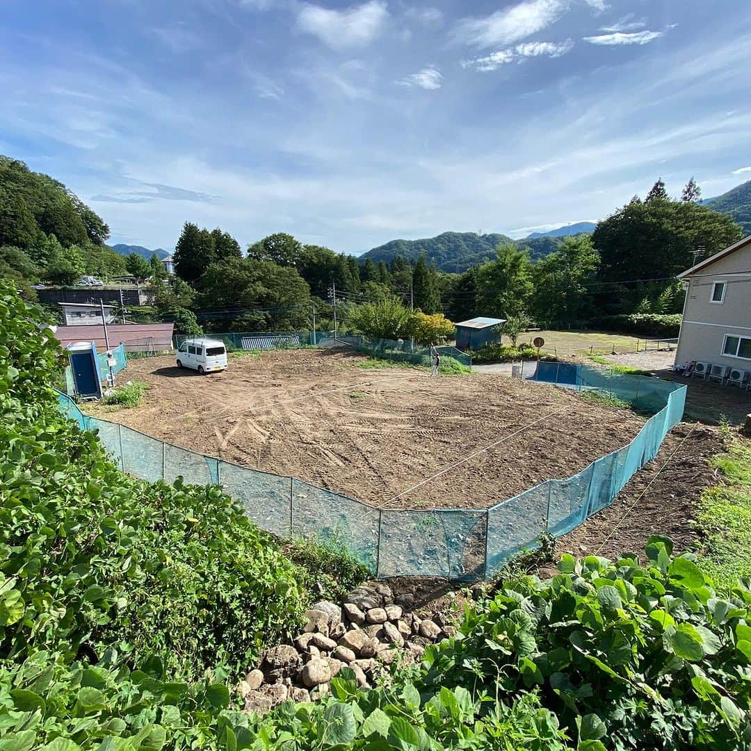 田中律子のインスタグラム：「山の家🏠着々と建築が進んでいます👏🏼びっくりするくらい丁寧で早い‼️  GLホームで家を建てようって決めて動き出してから1年☝🏼 @gl_home_fc  @gl_home_maebashi  @lixil_official   沖縄の我が家のリノベーションもやってくれた岩切さん　@kenichiroiwakiri  絶大な信頼とセンスの持ち主の岩さん、何回も何回も打ち合わせを重ね、あれがいい、これはヤダ、私のワガママも受け入れてくれて、ホントに大好きを詰め込んだ私の山の家🏠  サウナもいれちゃうよー❤️‍🔥ととのえ親方色々相談のってくれてありがとーね🙌🏼　@totonoeoyakata   曾祖父の土地に、おばーちゃんとお父さんに約束した家を建てる🏠2人は去年ニライカナイに🌈行ってしまったけど、約束どおり、家が建つよ✨楽しみで仕方ない🤩  #山の家 #曾祖父の土地 #おばーちゃんとの約束  #天国から見ててね #glhome」