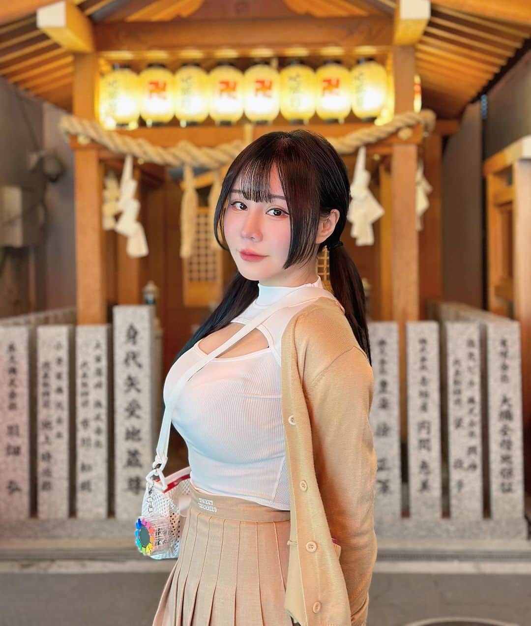 泥泥林さんのインスタグラム写真 - (泥泥林Instagram)「很愛各種神社⛩️ #JanieLittleTrip in #Japan 🇯🇵 雖然這是在難波高島屋附近的小巷子裡巧遇的地藏廟♡ - 最近跟比較久沒見的朋友/廠商見面 不約而同的被說是不是瘦了？臉跟人都小一圈！(明爽 一來是因為上個月破病吃比較少有比較瘦 二來是前幾個月在金貞打 #IG電波+ #Qplus立線音波 越來越有感了🤭  以前還很想去做顴骨內推 （但一直被醫生勸阻說並不需要哈哈( ´ ~ ` ) 後來做了電音波之後就一試成主顧 成為了每年醫美的固定項目了😎 真的只要臉緊緻，人看起來就會精緻很多✌︎(⁎⁍̴̛ᴗ⁍̴̛⁎)  老樣子👇保養找顏醫師 🧑‍⚕️ @dr.keegan_yan #顏義標醫師  🏥 @kimjungclinic #金貞醫學美容診所」11月10日 18時55分 - janie.lin