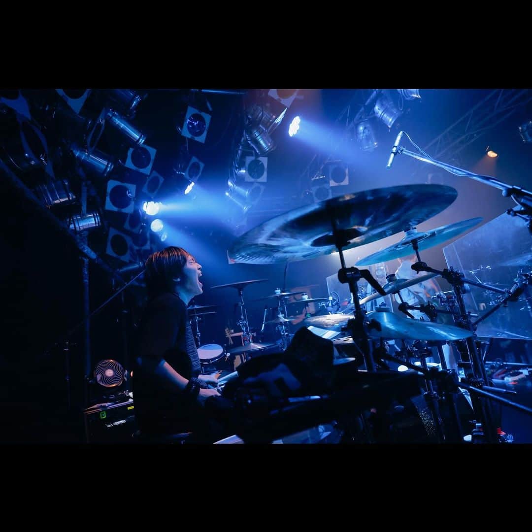 KANDAIさんのインスタグラム写真 - (KANDAIInstagram)「2023.11.09@名古屋ell.FITS ALL ・ with LOCAL CONNECT&Laughing Hick ・ ありがとうございました！🥁 ローコネ先輩はISATOくんが出られない万全の状態じゃないのにも関わらずあのライブ。本当に経験値とバンドの結束力を更に感じて良いライブも見れてくらいました！なつきもナイスドラミング👍🥁 次は5人のローコネとバチバチにやりましょう😎！ ・ ラフィングのみんなは見るたびにライブが上手くなっててまだまだ伸びしろしかなくて今後が本当に楽しみな後輩です👍 バンドのお手本と言ってくれて本当に嬉しかった！ またすぐやりましょう😎🥁 ・ 改めて名古屋見に来てくれた皆さんありがとうございました！ そしてたくさんの天むすありがとうございました！🍤 美味しく頂きました😆笑 ・ 次のツアーは福岡！アブソとUtaKataと！ これまた久々アブソと初めましてのUtaKata。 楽しみです！福岡でお待ちしてます！ (みんなで福岡グルメ楽しもうぜ！) ・ 今月は広島、東京、仙台2Daysとライブが多いのでおいでやす◎ ・ 📷( @hanna_7221 ) ・ #lennycodefiction #drum #drummer #sakae #sakaedrums #sakaeosakaheritage #dw #paiste #lerni #64audio  #ボルト #ナルト #炎炎ノ消防隊 #僕のヒーローアカデミア #dgraymanhallow #allout #魔王学院の不適合者 #邦楽 #邦ロック #localconnect #laughinghick」11月10日 18時56分 - kandai918