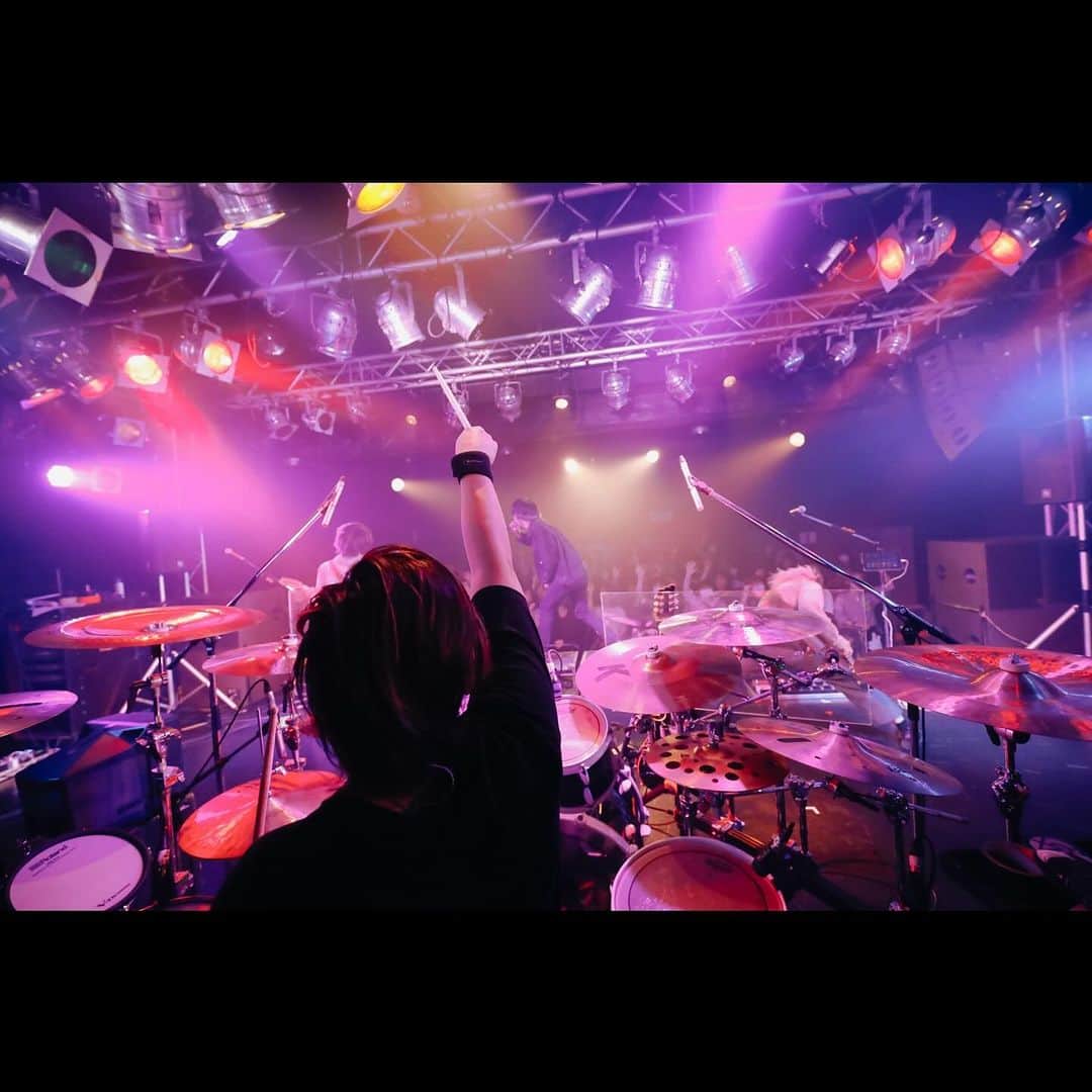 KANDAIさんのインスタグラム写真 - (KANDAIInstagram)「2023.11.09@名古屋ell.FITS ALL ・ with LOCAL CONNECT&Laughing Hick ・ ありがとうございました！🥁 ローコネ先輩はISATOくんが出られない万全の状態じゃないのにも関わらずあのライブ。本当に経験値とバンドの結束力を更に感じて良いライブも見れてくらいました！なつきもナイスドラミング👍🥁 次は5人のローコネとバチバチにやりましょう😎！ ・ ラフィングのみんなは見るたびにライブが上手くなっててまだまだ伸びしろしかなくて今後が本当に楽しみな後輩です👍 バンドのお手本と言ってくれて本当に嬉しかった！ またすぐやりましょう😎🥁 ・ 改めて名古屋見に来てくれた皆さんありがとうございました！ そしてたくさんの天むすありがとうございました！🍤 美味しく頂きました😆笑 ・ 次のツアーは福岡！アブソとUtaKataと！ これまた久々アブソと初めましてのUtaKata。 楽しみです！福岡でお待ちしてます！ (みんなで福岡グルメ楽しもうぜ！) ・ 今月は広島、東京、仙台2Daysとライブが多いのでおいでやす◎ ・ 📷( @hanna_7221 ) ・ #lennycodefiction #drum #drummer #sakae #sakaedrums #sakaeosakaheritage #dw #paiste #lerni #64audio  #ボルト #ナルト #炎炎ノ消防隊 #僕のヒーローアカデミア #dgraymanhallow #allout #魔王学院の不適合者 #邦楽 #邦ロック #localconnect #laughinghick」11月10日 18時56分 - kandai918