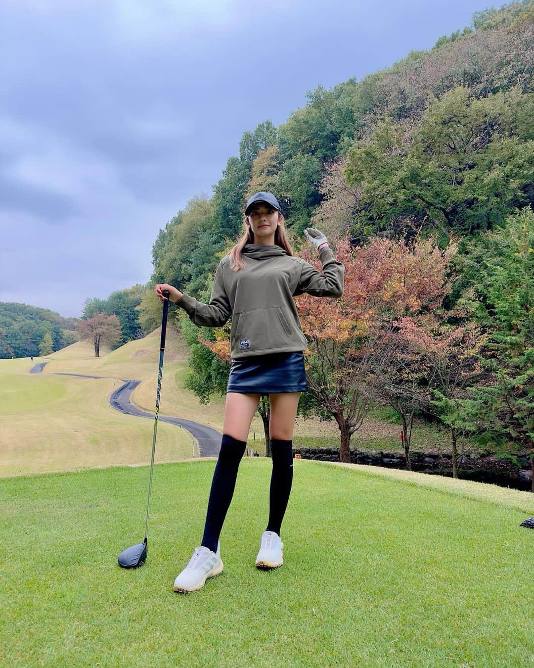 近藤みやびさんのインスタグラム写真 - (近藤みやびInstagram)「今日のゴルフコーデ⛳️  @pingapparel_japan のスウェットフーディプルオーバー　M size🫶🏼 フードついてるけど軽いから全然気にならずプレーできた👐🏻  @adidasgolf のスカートSS size🫶🏼 レザースカートは私服でも着れちゃう👐🏻  #近藤みやび #みやび脚 #ゴルフ #ゴルフウェア #ゴルフ女子 #ゴルフコーデ #埼玉 #所沢 #youtube #ゴルフ初心者 #モデル」11月10日 18時56分 - miyabiiiii_kondooooo