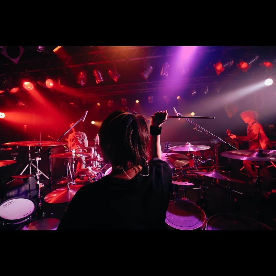 KANDAIのインスタグラム：「2023.11.09@名古屋ell.FITS ALL ・ with LOCAL CONNECT&Laughing Hick ・ ありがとうございました！🥁 ローコネ先輩はISATOくんが出られない万全の状態じゃないのにも関わらずあのライブ。本当に経験値とバンドの結束力を更に感じて良いライブも見れてくらいました！なつきもナイスドラミング👍🥁 次は5人のローコネとバチバチにやりましょう😎！ ・ ラフィングのみんなは見るたびにライブが上手くなっててまだまだ伸びしろしかなくて今後が本当に楽しみな後輩です👍 バンドのお手本と言ってくれて本当に嬉しかった！ またすぐやりましょう😎🥁 ・ 改めて名古屋見に来てくれた皆さんありがとうございました！ そしてたくさんの天むすありがとうございました！🍤 美味しく頂きました😆笑 ・ 次のツアーは福岡！アブソとUtaKataと！ これまた久々アブソと初めましてのUtaKata。 楽しみです！福岡でお待ちしてます！ (みんなで福岡グルメ楽しもうぜ！) ・ 今月は広島、東京、仙台2Daysとライブが多いのでおいでやす◎ ・ 📷( @hanna_7221 ) ・ #lennycodefiction #drum #drummer #sakae #sakaedrums #sakaeosakaheritage #dw #paiste #lerni #64audio  #ボルト #ナルト #炎炎ノ消防隊 #僕のヒーローアカデミア #dgraymanhallow #allout #魔王学院の不適合者 #邦楽 #邦ロック #localconnect #laughinghick」