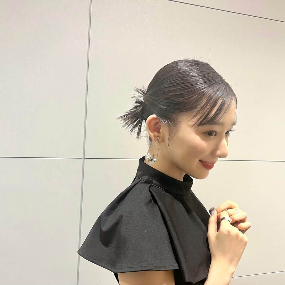 佐藤詩織さんのインスタグラム写真 - (佐藤詩織Instagram)「読売新聞『家族がしあわせに暮らせる家 こども絵画コンテスト』の表彰式に登壇させていただきました！ 小学生のみなさまの夢ある明るい絵画作品にたくさん巡り会え、しあわせいっぱいでした☺️  表彰式の結果は、今月23日（木）の読売KODOMO新聞に掲載されます！  【衣装】  ◉表彰式衣装◉  【one piece】 Wild Lily @wildlily_daikanyama  【shoes】 Re:EDIT @reedit_official @the.pr_  【earring】 エルワイナウ @lynow25  【ring】 カキ @caki.jewelry  ユーキヨシオカ @___ukiyosioka  【bracelet】 YArKA @yarkamadeinfo」11月10日 18時57分 - shiori_sato_artwork