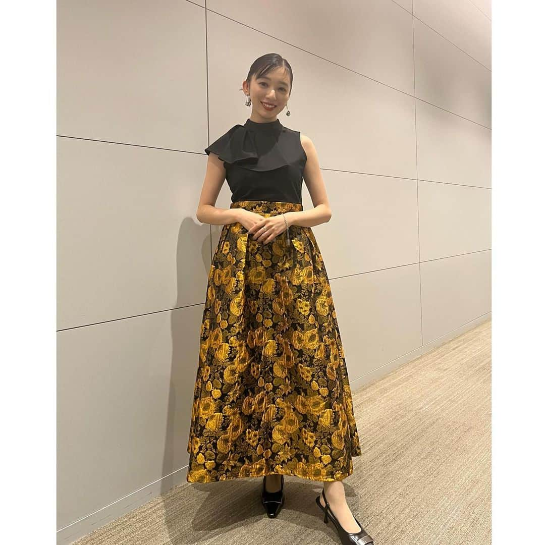 佐藤詩織さんのインスタグラム写真 - (佐藤詩織Instagram)「読売新聞『家族がしあわせに暮らせる家 こども絵画コンテスト』の表彰式に登壇させていただきました！ 小学生のみなさまの夢ある明るい絵画作品にたくさん巡り会え、しあわせいっぱいでした☺️  表彰式の結果は、今月23日（木）の読売KODOMO新聞に掲載されます！  【衣装】  ◉表彰式衣装◉  【one piece】 Wild Lily @wildlily_daikanyama  【shoes】 Re:EDIT @reedit_official @the.pr_  【earring】 エルワイナウ @lynow25  【ring】 カキ @caki.jewelry  ユーキヨシオカ @___ukiyosioka  【bracelet】 YArKA @yarkamadeinfo」11月10日 18時57分 - shiori_sato_artwork