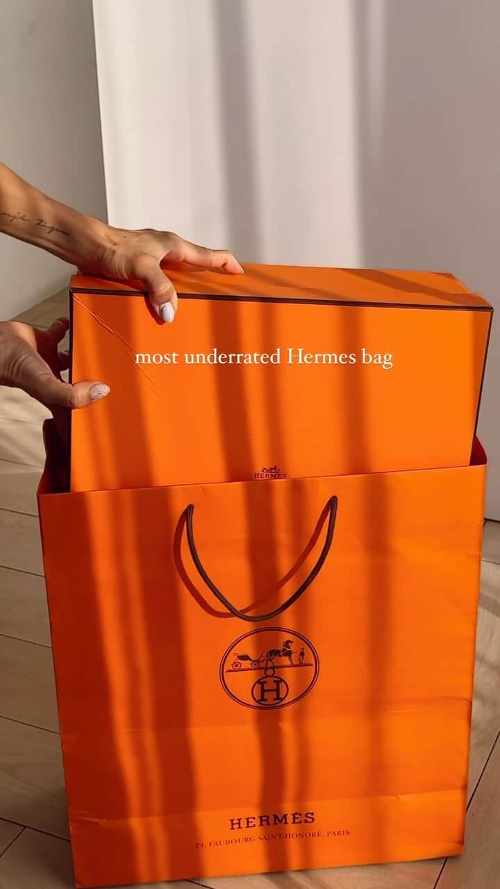 Jennifer Bachdimのインスタグラム：「Most underrated @hermes bag, what do you think? * little pre-Christmas gift to myself* 🥹🙏🏼❤️ #unboxing #unboxingwithMamaJen」