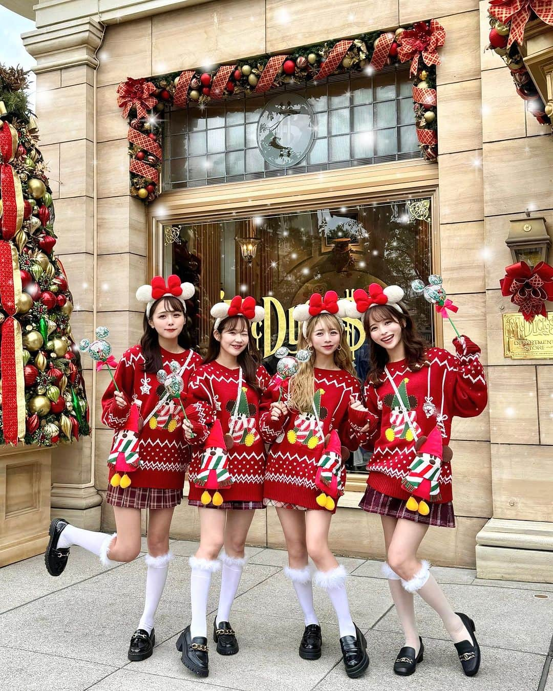 エリンコのインスタグラム：「🎄🎁 . ❤️ 𝓒𝓱𝓻𝓲𝓼𝓽𝓶𝓪𝓼 𝓓𝓲𝓼𝓷𝓮𝔂 ❤️ . いつもの大好きメンバーで👯‍♀️👯‍♀️💕 クリスマスシーズン始まって やっといけたぁー💘 . 今回はリルリンリンのニットを主役に 赤チェックスカート合わせの クリスマスコーデ🤶🏻❤️ . ハイソックスにファーをつけて いつもよりバージョンアップ❣️❣️ . 雨が降りそうだったけど ギリギリセーフで可愛い写真撮れた📸🫧 たくさん写真撮ったからまた載せるねっ🔔 . #ディズニー #クリスマスディズニー #クリスマスコーデ #ディズニーカチューシャ #ディズニーシー #えりんこディズニー #ディズニー撮影スポット #撮影スポット」