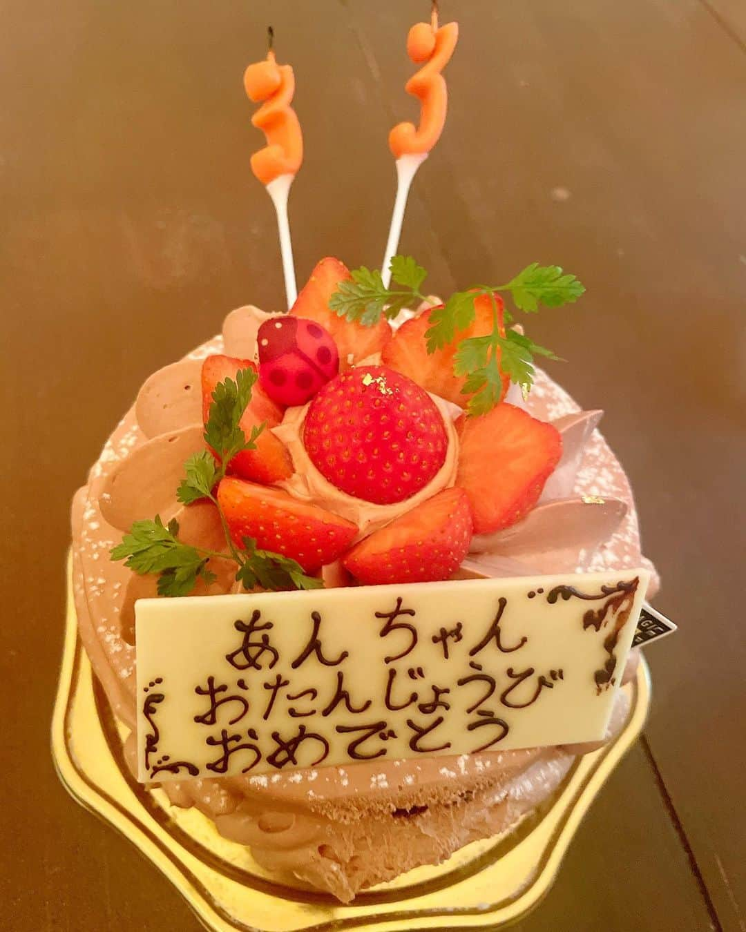 石川あんなさんのインスタグラム写真 - (石川あんなInstagram)「33歳になりました🎂🧡  ゾロ目って縁起良さそうでなんか嬉しい🥹 32歳も色々なことがありましたが 愛するポニーと、あっ！ハニーと、友達と家族 周りの方々に感謝です🫶  昨日は恵比寿で映画見て大好きな目黒のイタリアンに行って楽しい前夜祭でした！ 夜に家で踊ってたら、はずみでゆうたくんの鼻に指突っ込んで鼻血を出させてしまいました！！ 33歳はそんなことがないようにしたいです！  #誕生日 #ゆってぃ #嫁ってぃ」11月10日 19時09分 - anna_iskw