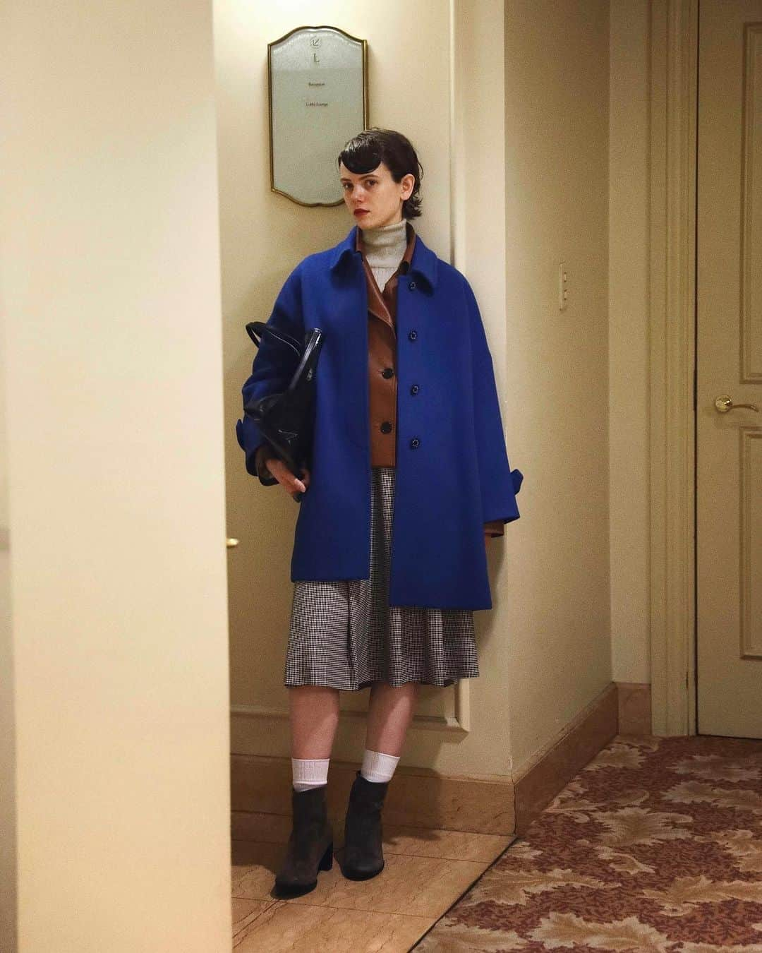 CLUÉLmagazineさんのインスタグラム写真 - (CLUÉLmagazineInstagram)「. MACKINTOSH LONDON 上品さとリラックス感を併せ持つ、大人気モデル“ROSLEY”🧥  美しいAラインシルエットを描くモデル“ROSLEY/ロズリー”。身幅をコンパクトに、すっきりと着られるシルエットにアップデート。 凛とした大人のシャープさ、しなやかで上品なムードを併せ持つ一着は、《マッキントッシュ ロンドン》の定番として人気があるのも頷ける。レザーで仕立てたKEIGHLEYに重ね、クラス感のある着こなしに。  #MACKINTOSHLONDON  from vol.94 ・・・・・・・・・・・・・・・・・・・・・・・・・・・  #cluel #クルーエル #cluelmagazine #クルーエル女子 #fashion #ファッション好き #ファッション雑誌 #おしゃれ #グッドガール #秋コーデ #マッキントッシュロンドン #コートスタイル #クラシック #レトロ #ROSLEY #ロズリー #Aラインコート #ブルーコーデ #ボーイッシュ女子 #シンプルが好き  こちらのアカウントもフォローしてね！ @cluel_homme @navys_magazine」11月10日 19時09分 - cluelmagazine