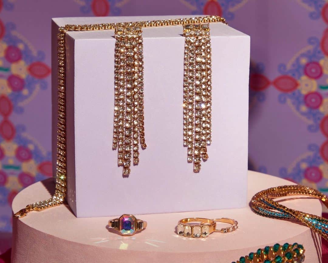アクセサライズのインスタグラム：「Have you ever seen the most perfect pair of earrings?」
