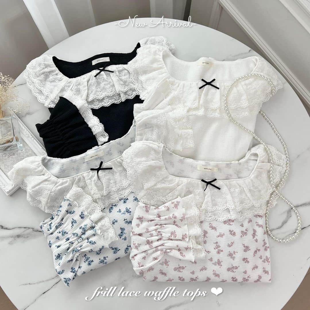 apres jour(アプレジュール) のインスタグラム：「【new arrival🎀】販売中！ ⁡ ◆アプレジュールで人気だったトップスがアップデート♡ ⁡ コットンレースがあしらわれた可愛らしいトップス。 身頃はワッフル素材でデイリー使いしやすいのも嬉しいポイント◎   襟が2枚重ねになって、前回より更にガーリーなデザインになりました♡ 袖口にもレースが付いており、キャンディースリーブになっています！  胸元にレースが重なっていますが首元が程よく開いているため、 着膨れせずに着用していただけます♪  春まで長く使える優秀アイテムです。  ⁡ #フリルレース×ワッフルトップス 商品番号🔎987930 サイズ…F/XL ¥3,995(taxin) ⁡ ⁡ こちらの画像はインスタ用に加工しておりますので、カラーの雰囲気が実際の商品と異なる場合がございます。 商品ページにてカラーのご確認をお願い致します。 ⁡ #ZOZOでしか買えない #アプレジュール #アプレ部」