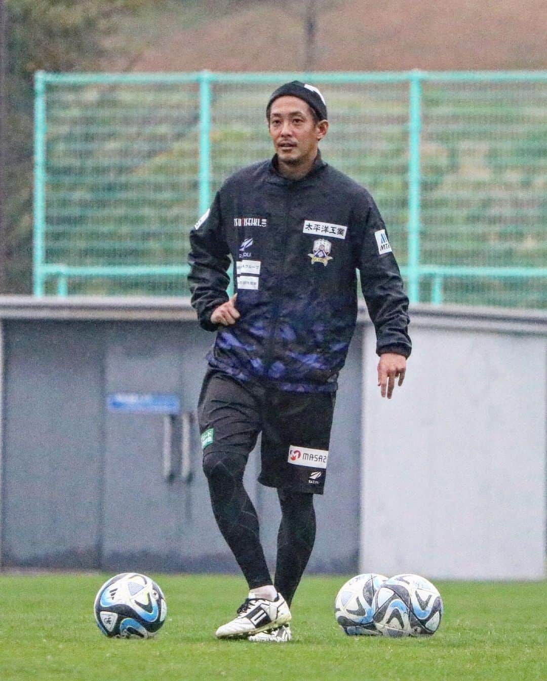 ＦＣ岐阜のインスタグラム：「. 【讃岐戦まであと❷日】 11.10(Fri)  TRAINING PHOTO📸  #fcgifu #FC岐阜 #MOVEYOURHEART #庄司悦大 #大野哲煥 #萩野滉大 #生地慶充 #宇賀神友弥 #藤岡浩介 #三國スティビアエブス #浮田健誠 #北龍磨 #羽田一平」