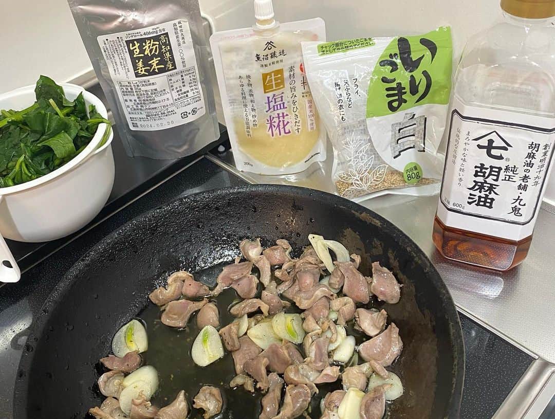 湯浅美和子さんのインスタグラム写真 - (湯浅美和子Instagram)「ほうれん草と砂肝のナムル🥢  私の料理のほぼ全てに入っていると言っても過言ではない粉末生姜✨✨ TBSショッピングで買えます💕 少量でもからだがあたたまります❤️  一気に寒くなりましたね。 風邪には気をつけて素敵な週末をお迎えくださいませ♡  さて、つけ合わせはできたので、今から湯豆腐を作ります。 お腹が空きました〜。  #おうちごはん  #ナムル #温活 #いただきます」11月10日 19時02分 - miwako_yuasa