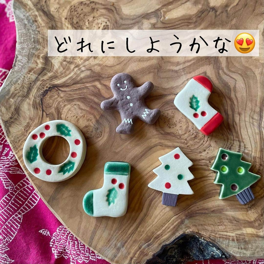 212 KITCHEN STOREのインスタグラム：「【小さなクリスマス🎄😍】 『クリスマス箸置き』 ━━━━━━━━━━━━━━━━━━━━ 小さくてキュートなツリーやリースが箸置きになりました❤️🎄  いつもの食卓を可愛く演出してくれます。 いろんなデザインを揃えて、気分に合わせて毎日変えて使うのも楽しいですね。  職人の手によって、ひとつひとつ丁寧につくらているから、温もりを感じる優しい印象なのもキュンとするポイントです。  プチギフトにもオススメですよ🎁  　 ※在庫が流動的なため、欠品の場合がございます。 ※一部、お取り扱いのない店舗がございます。  ▼ストアリンクはプロフィールから! @212_kitchen_store ━━━━━━━━━━━━━━━━━━━ #212kitchenstore#212キッチンストア#212kitchen#212キッチン#手作り#クリスマスモチーフ#箸置き#🎄」