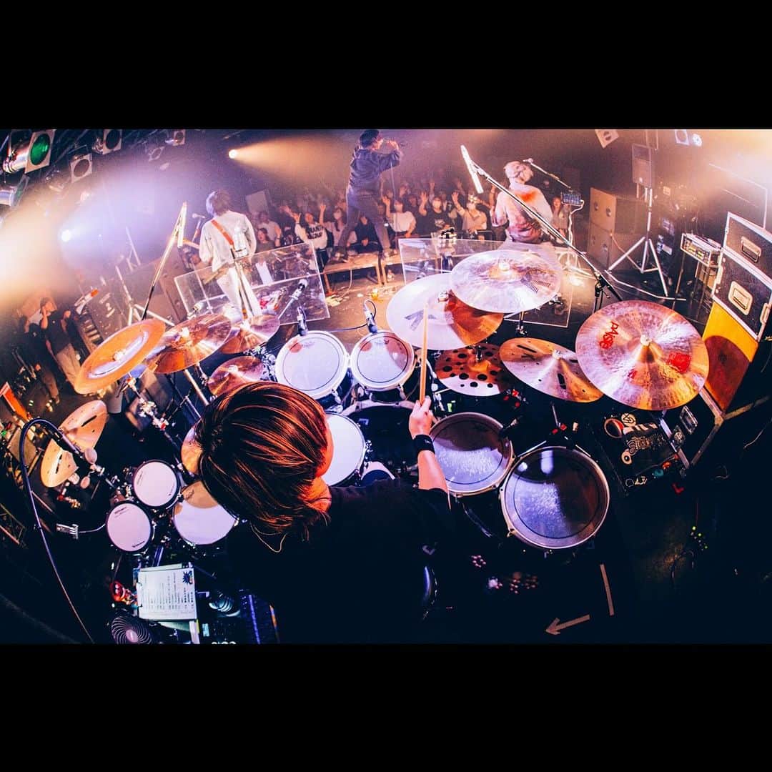 KANDAIさんのインスタグラム写真 - (KANDAIInstagram)「2023.11.09@名古屋ell.FITS ALL ・ 名古屋の楽屋でのちょっとした裏話。 ハンナのSwitchで「スイカゲーム」をやる。 見事に全員一回やったらハマってた。恐ろしいゲームです。 ・ ローコネ先輩達がずっつつつと話続けてくれるので終始明るい最高の空間でした😆◎ ・ 📷( @junpeihiyoshi )」11月10日 19時03分 - kandai918