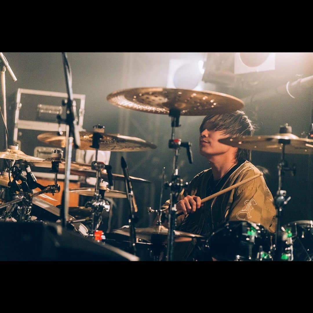 KANDAIさんのインスタグラム写真 - (KANDAIInstagram)「2023.11.09@名古屋ell.FITS ALL ・ 名古屋の楽屋でのちょっとした裏話。 ハンナのSwitchで「スイカゲーム」をやる。 見事に全員一回やったらハマってた。恐ろしいゲームです。 ・ ローコネ先輩達がずっつつつと話続けてくれるので終始明るい最高の空間でした😆◎ ・ 📷( @junpeihiyoshi )」11月10日 19時03分 - kandai918
