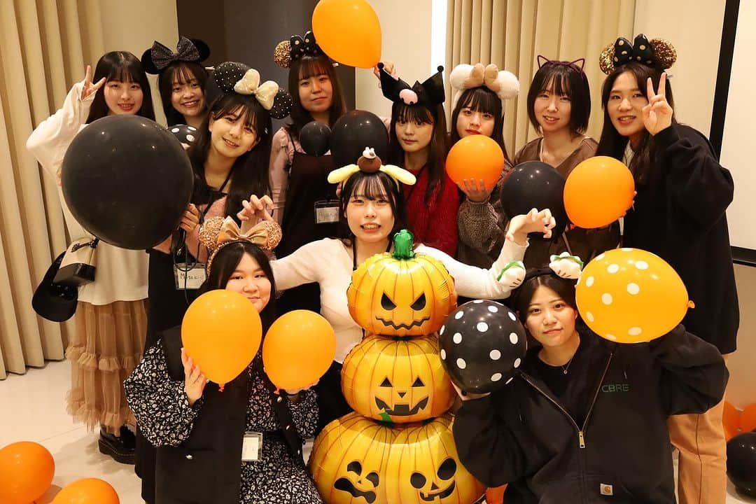 東京ウェディングカレッジのインスタグラム：「ウェディングプランナー科交流会🎃  ウェディングプランナー科の3年生・1年生合同で交流会を開催！ 今回は3年生が企画・運営をしてくれました✨  交流会のテーマは「先輩の経験を後輩に伝える」 アシスタントプランナー実習や就職活動を経験した3年生は1年生にとって強い味方！ 楽しいクイズ大会や食事会だけでなく、実習の経験を伝える時間もあり、大充実の交流会となりました。  頼れる先輩の力を借りて、これからも楽しみながら経験を重ねていきましょう💍 3年生のみなさん、素敵な交流会をありがとうございました♡  #ウェディングプランナー #ウェディング #ブライダル #専門学校 #ウェディング専門学校  #ブライダル専門学校 #ブライダル学生 #TWH」