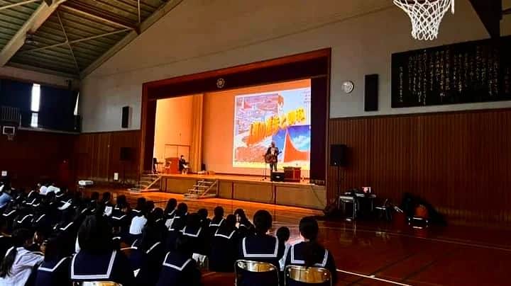 松本隆博さんのインスタグラム写真 - (松本隆博Instagram)「。 本日の香川県高松市立玉藻中学校 の人権講演コンサートは「笑顔 素直 感謝」 がテーマ。歌詞カードも事前に配って行う 初めてのケース❀( ⸝⸝•ᴗ•⸝⸝ )❀、大成功。。 みんな良い子らで純粋で、手拍子も掛け声も サイコーだったよ‼️‼️‼️‼️‼️‼️‼️ …久しぶりに拍手攻めの嬉しい一時(#^.^#)。 女子に囲まれるのは🤣👧めちゃくちゃ、 久しぶり✋だわ。‪(´•ᴗ• ก )‬՞ ՞ みんな、ありがとう😊 高松で行った倫理法人会での講演を機会に こうやって拡げてくれたPTA会長の高橋さん 感謝です🙏✨  還暦少年 松本隆博」11月10日 19時04分 - takam0210