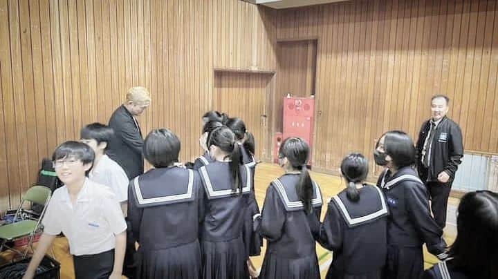 松本隆博さんのインスタグラム写真 - (松本隆博Instagram)「。 本日の香川県高松市立玉藻中学校 の人権講演コンサートは「笑顔 素直 感謝」 がテーマ。歌詞カードも事前に配って行う 初めてのケース❀( ⸝⸝•ᴗ•⸝⸝ )❀、大成功。。 みんな良い子らで純粋で、手拍子も掛け声も サイコーだったよ‼️‼️‼️‼️‼️‼️‼️ …久しぶりに拍手攻めの嬉しい一時(#^.^#)。 女子に囲まれるのは🤣👧めちゃくちゃ、 久しぶり✋だわ。‪(´•ᴗ• ก )‬՞ ՞ みんな、ありがとう😊 高松で行った倫理法人会での講演を機会に こうやって拡げてくれたPTA会長の高橋さん 感謝です🙏✨  還暦少年 松本隆博」11月10日 19時04分 - takam0210