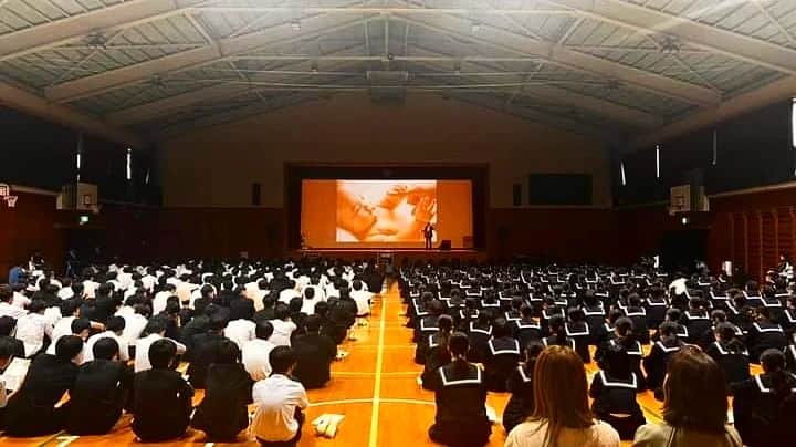松本隆博のインスタグラム：「。 本日の香川県高松市立玉藻中学校 の人権講演コンサートは「笑顔 素直 感謝」 がテーマ。歌詞カードも事前に配って行う 初めてのケース❀( ⸝⸝•ᴗ•⸝⸝ )❀、大成功。。 みんな良い子らで純粋で、手拍子も掛け声も サイコーだったよ‼️‼️‼️‼️‼️‼️‼️ …久しぶりに拍手攻めの嬉しい一時(#^.^#)。 女子に囲まれるのは🤣👧めちゃくちゃ、 久しぶり✋だわ。‪(´•ᴗ• ก )‬՞ ՞ みんな、ありがとう😊 高松で行った倫理法人会での講演を機会に こうやって拡げてくれたPTA会長の高橋さん 感謝です🙏✨  還暦少年 松本隆博」