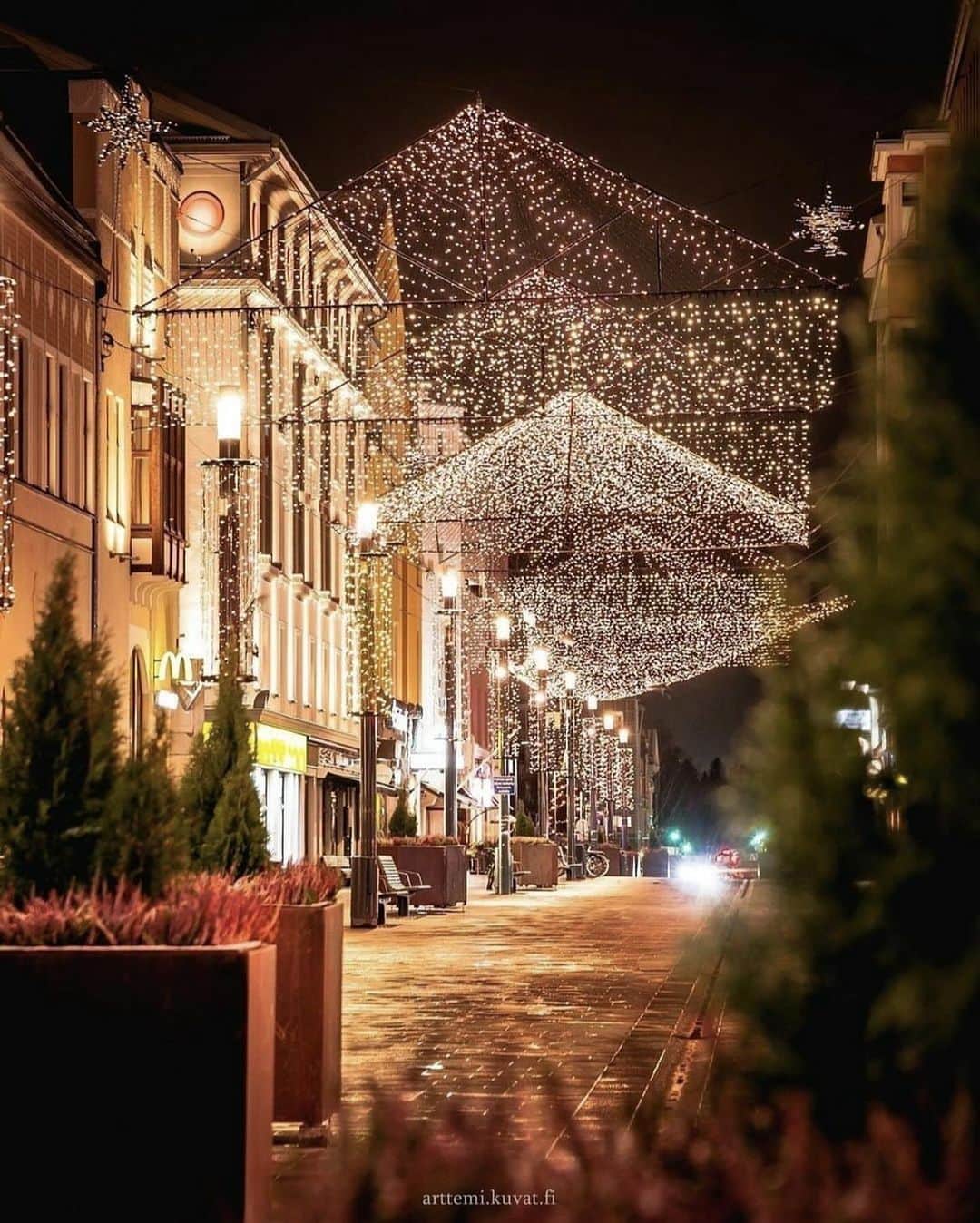 フィンランド政府観光局さんのインスタグラム写真 - (フィンランド政府観光局Instagram)「オウルの街にも少しずつクリスマス気分が感じられるようになってきました。🎄🎅✨  中心部にあるRotuaariとValkeaのクリスマスイルミネーションも今日点灯します。✨✨✨  📷: @arttemi Kiitos! 🙏 @visitoulu , Thanks for your tagging us! 🙏  #visitfinland #ourfinland #visitfinlandjp #finland #北欧旅行 #travelgram #フィンランド #フィンランド政府観光局 #北欧 #travel #instatravel #travel #travelgram #travelling #traveler #旅したくなるフォト #旅行 #旅 #海外旅行 #travelphotography #旅行大好き #旅行好き #旅スタグラム #旅好き #ヨーロッパ旅行 #旅に出たい #トラベル #クリスマス #visitoulu #オウル」11月10日 19時04分 - visitfinlandjapan