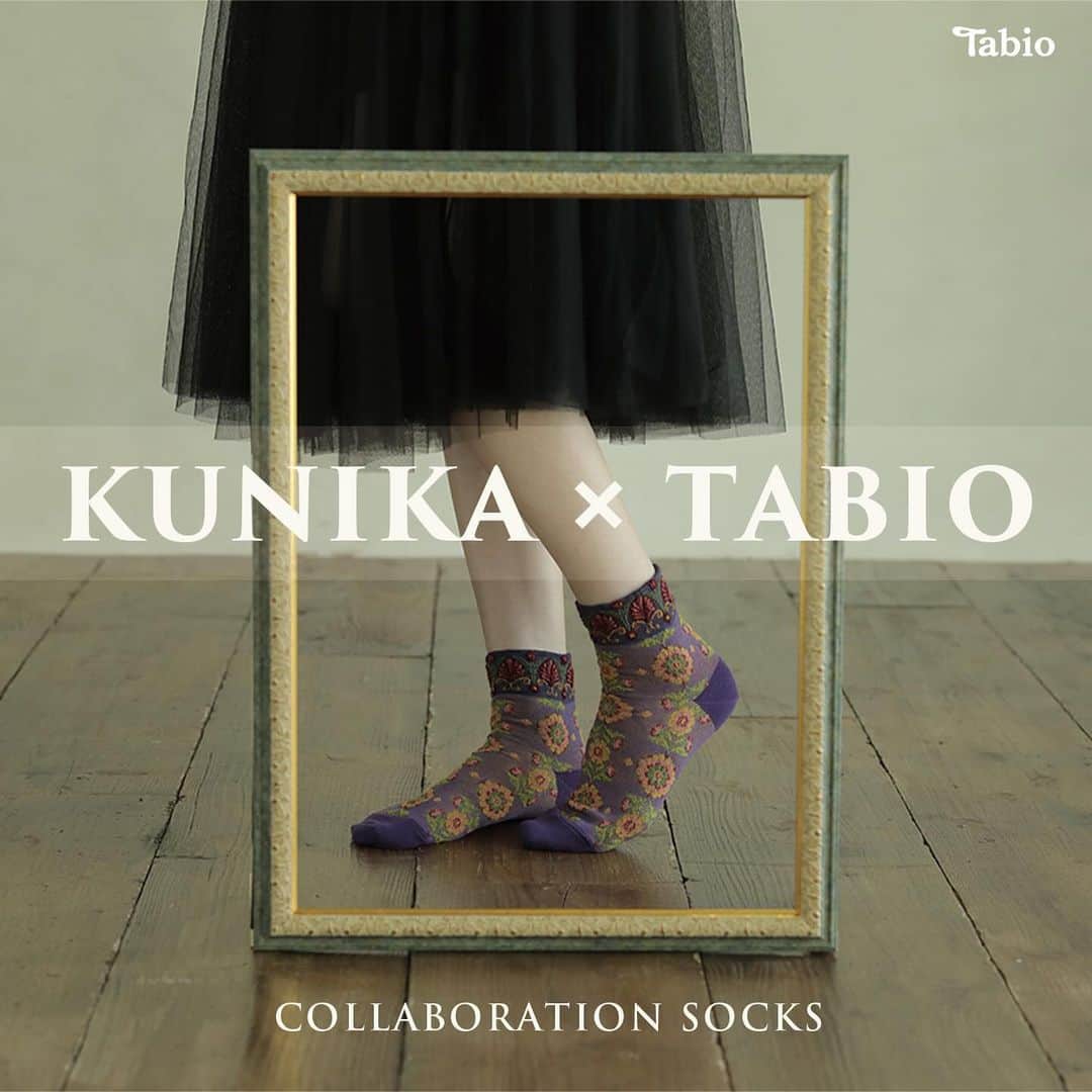 KUNIKAのインスタグラム：「🎪 KUNIKA × Tabio 🎪 コラボレーションソックス vol.2 発売のお知らせです♡  新しいラインナップは、ふんわり・やわらかなウールフロートソックスで、深みのある配色となっており、これからの季節にぴったりです。 2デザイン/各2色の展開となっております。  デザイン、カラーリング共に、とても素敵に仕上がりました。 ぜひ秋冬コーディネートの仲間に入れていただけたら嬉しいです🕯️❤  ●発売日 2023/11/13/Mon  ●商品名 毛混アンティーククロス フロートソックス (ボルドー・パープル) ¥1,980  毛混イングリッシュガーデン フロートソックス (オリーブ・コン) ¥1,980 ⁡ ●販売店舗 Tabio公式オンラインストア Tabio店舗(詳しくは各店舗にお問い合わせください) Tabio NEAL STREET Tabio UK Online Store  ※数量限定のため、なくなり次第終了です。 ※イギリスでの発売は11月22日以降を予定しております。  Collaboration with Japanese socks brand @tabio.jp 🌸🫧 Special design socks with two patterns and two colours will be released soon! These are available in Japanese Tabio stores and online stores on 13th November, as well as in UK @tabiouk stores and online stores after 22nd November. 🤍  #tabio #タビオ #KUNIKA #kunikawithtabio #socks」