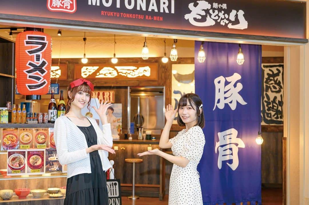 さあやのインスタグラム：「県内に4店舗を構える人気ラーメン店🍜 麺や偶もとなりが那覇空港に登場しました❣️ 本店にはない醤油ラーメン、赤エビラーメンがあり、イカ墨ラーメンは朝から食べれます🥹✊🏻ラーメン好きは行くしかないっ💞💞 ・営業時間11:00〜19:00(l.o18:45) ・ 那覇空港３階国際線側ふくぎホール内 . . .  ＃麺や偶もとなり  ＃もとなり  ＃那覇空港  ＃那覇空港ランチ  ＃沖縄ラーメン好きな人と繋がりたい ＃沖縄ラーメン  ＃沖縄ラーメン部  ＃那覇ラーメン  ＃沖縄ラーメン巡り  ＃沖縄グルメ  ＃ラーメン女子  ＃沖繩旅遊 ＃沖繩美食 #沖繩之旅 #沖繩 #Okinawa  #Okinawagourmet  #Okinawaramen  #Okinawatravel  #Naha  #instafood  #Nahagourmet  #okinawatrip  #okinawalunch #PR #沖縄料理 #沖縄移住 #沖縄県#沖縄観光スポット #okinawa#okinawatrip #okinawajapan #okinawalife #lb#fyp#アンバサダー#るるぶ#photography#カメラ女子#被写体#撮影モデル#ラーメン部 #ラーメンインスタグラマー#ラーメン倶楽部」