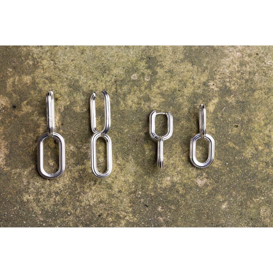 Drawing Numbersのインスタグラム：「. Featured Hirotaka Jewelry フープピアス  中央でツイストした2つの楕円モチーフが 存在感を与え、耳元に上品なきらめきを添えてくれます。  お手持ちのピアスやイヤーカフとのアレンジも楽しめます。  砂丘を彩る風紋をなめらかなスレッドラインの陰影で表現した 「Sand Dune」コレクション。  -————————  【Hirotaka POP UP EVENT】 ●開催期間:11/2(木)〜11/15(水) ●開催店舗:Drawing Numbers新宿店、横浜店 ※商品詳細につきましては、店舗へお気軽に   お問合せください。  ■Drawing Numbers新宿店 東京都新宿区新宿4-1-6 NEWoMan 3F 03-3359-8517 OPEN／平日・土曜日　11:00-20:30 日曜・祝日　11:00-20:00 【新宿店公式LINE ID: @579mhzxm】  ■Drawing Numbers横浜店 神奈川県横浜市西区南幸1-1-1 NEWoMan 5F 045-534-8274 OPEN／平日・土曜日　11:00-20:00 日曜・祝日　10:00-20:00 【横浜店公式LINE ID: @461axnqo】  #drawingnumbers #ドローイングナンバーズ #popup #jewelry #hirotaka #hirotakajewelry」