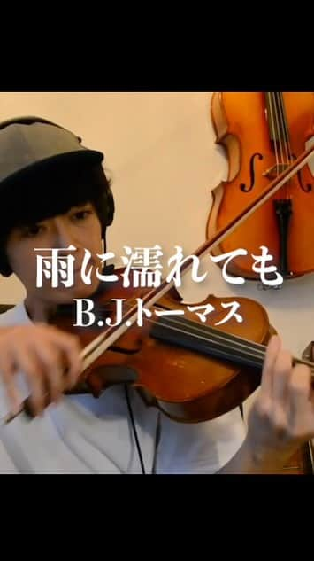 齊藤ジョニーのインスタグラム：「過去の弾き語りカバーベストセレクション⑤-2 今日雨降ったので。てか降ってるので。雨の日のデパートで流れますよね。元は映画のエンディングテーマです。ポールニューマンとロバートレッドフォード。カッコいいんだよなぁ。 よかったらYouTubeの方でフル動画も見てね♫  大事なお知らせ👇 齊藤ジョニー約8年ぶりの NEWアルバム “最後の電車に間に合えば” リリース&ツアー開催中！ 次回公演は 2023年11月19日カフェモーツァルトアトリエ(仙台) eplusにて発売中です！  #雨にぬれても #raindropskeepfallinonmyhead #burtbacharach #movie #soundtrack #acoustic #齊藤ジョニー #goosehouse #明日に向かって撃て」