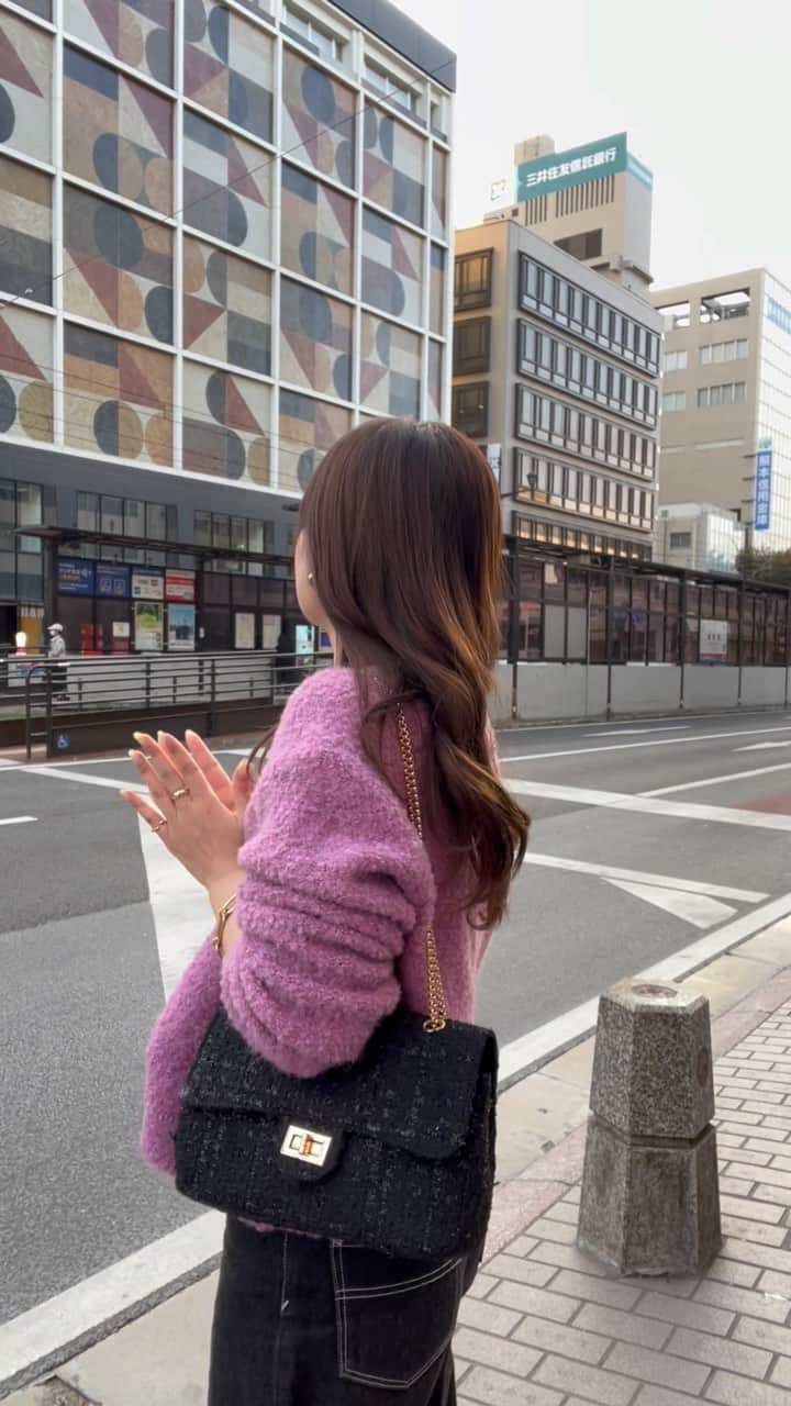 ほたるのインスタグラム：「@anchic_official のカーデとバッグで大人ガーリーに💐 落ち着いたピンクで甘くなりすぎないところが💯  ツイードのバッグはカジュアルにもシックにも合わせやすいので、使い勝手も抜群です◎  この日は家族で熊本にドライブに行ったよ🐻🚗撮影者は豊(父)です、いつもありがとう😂💮笑  #anchic #アンシック #ゴールドプチボタンもこもこカーデ 3200円(税込) #ミックスツイードフラップバッグ 3500円(税込)」