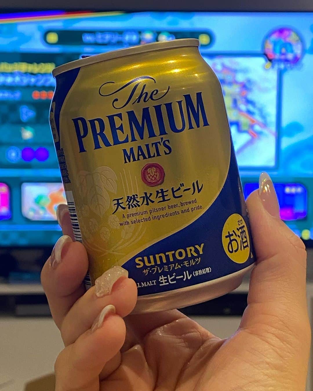仁科仁美のインスタグラム：「息子のゲームに付き合いながら、ビール🍺 今週もお疲れ様♡」