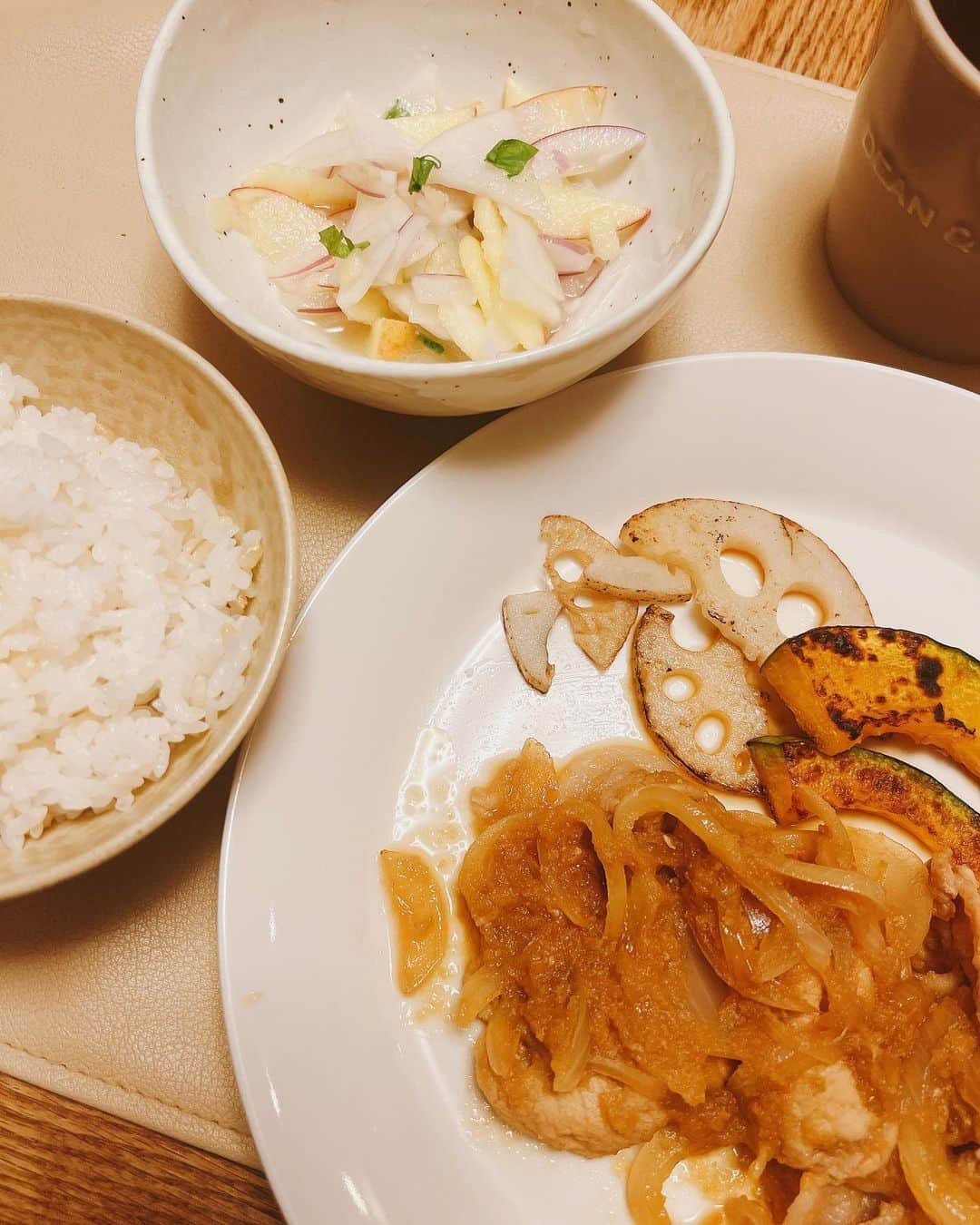 川谷修士さんのインスタグラム写真 - (川谷修士Instagram)「★★パパ作る晩ご飯でっせ〜 今夜のmainは ポークジンジャー すりおろしたりんごだれの 豚の生姜焼きです sideは りんごと大根のさっぱり和え 今夜はりんごづくしです。 ご飯は こめからだ「もちぷち黄金ごはん」 美味しくいただきました。 ご馳走様でした。  さぁ、コンビ結成30周年を 迎えた我々2丁拳銃の年に一度 行う漫才ライブ『百式』もうすぐです。 その前の音楽ライブもええ感じの LIVEになりそうです。 もう入られへんって言いたいぐらい 皆さん来てくださーい！  #２丁拳銃 #2丁拳銃修士」11月10日 19時07分 - 2chokenju_shuji