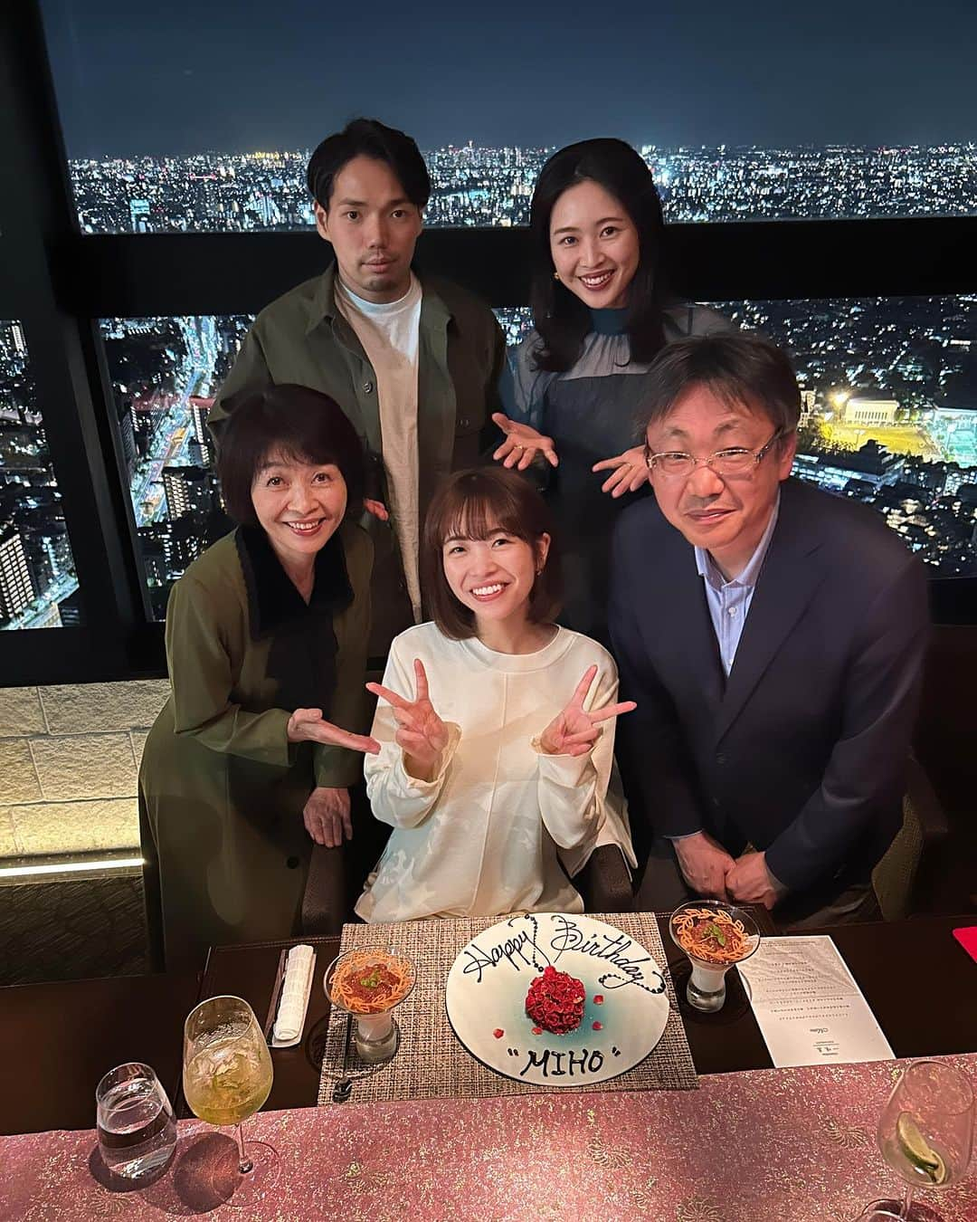 中西華菜のインスタグラム：「* \ birthday dinner for my sister🧡/  大好きな一味真で家族みんなでお祝いしました🥂 素敵な1年にしてね💞  変わらず @ichimishintokyo は最高のおもてなしをしてくれて😭お食事もワインも眺めも最高で、予約取りづらくなるのは困るけど、本当におすすめのレストランです🥹✨」