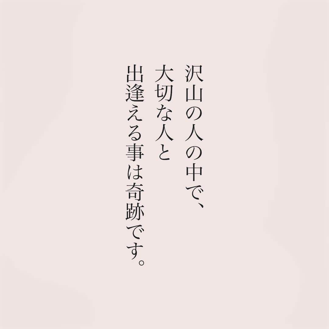 カフカのインスタグラム：「.  たとえ過去に変わっても、 大事にしたい想いがある。  #言葉#ことば#気持ち #想い#恋愛#恋#恋人 #好き#好きな人 #幸せ#しあわせ #会いたい#日常#日々　 #出会い#出逢い#大切  #運命の人 #女子#エッセイ#カップル　 #言葉の力  #大切な人 #大好き #運命」
