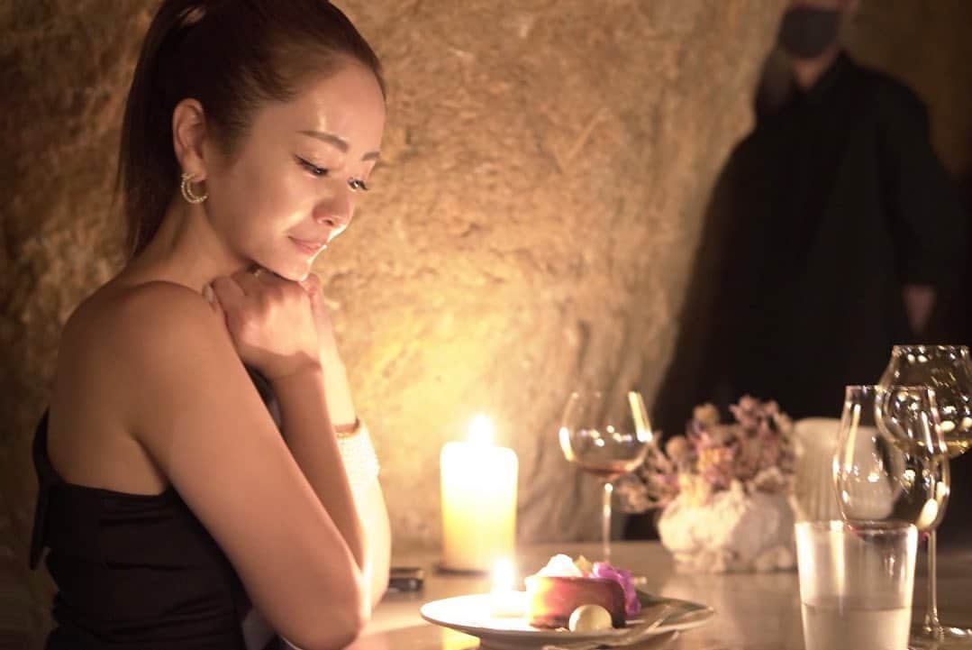 井上晃子のインスタグラム：「わたしの耳元には"snuggle moon"🌛🌑🌓🌗🌕🌜  女性と月の満ち欠けには深い繋がりがあり 月のリズムと心を調和させることで 揺らぎに臆することなく自分らしく生きるチカラとなる と信じて  ジュエリーに込めた想いをここ最近の私は忘れてしまっていたような気がしたので選んでみました  柔らかくて優しいカタチをしたお月様は守護石white topazで表現されています🌙」