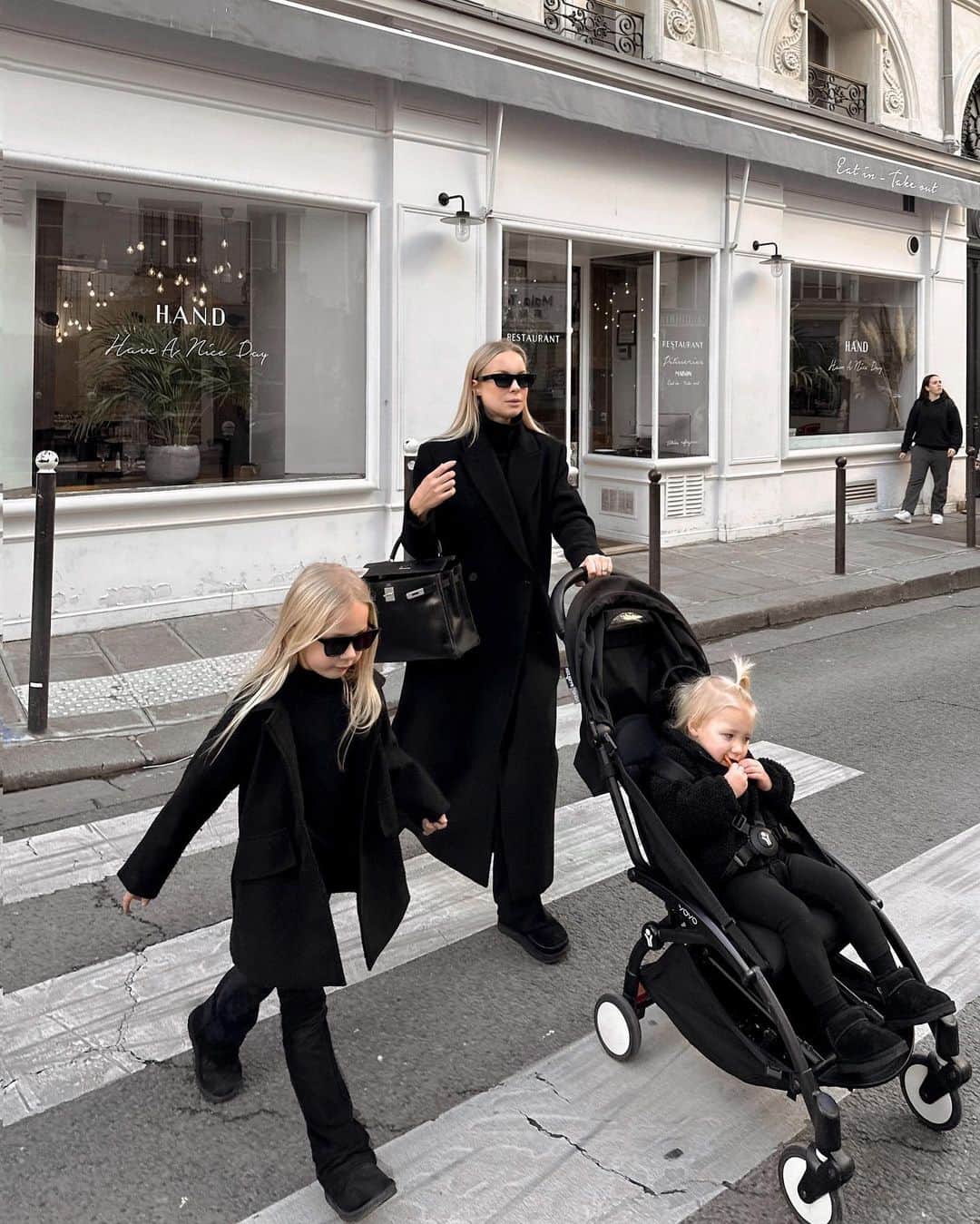 Victoria Törnegrenのインスタグラム：「In Paris with my girls 🖤」