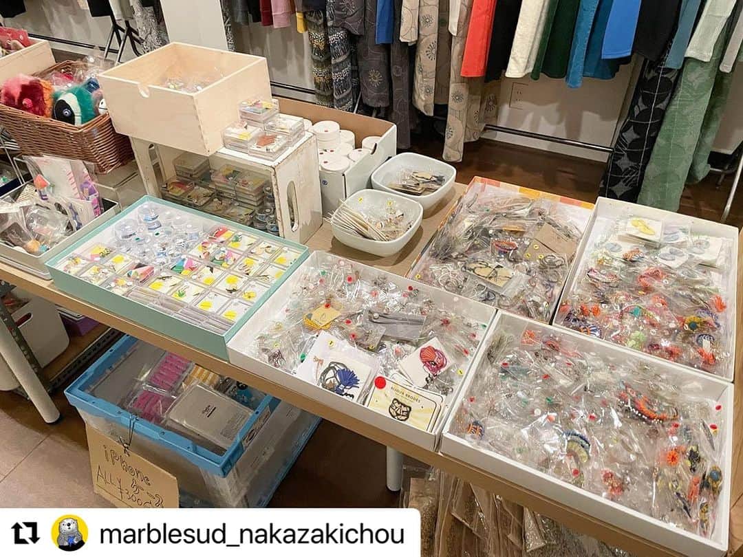 marbleSUD(マーブルシュッド) さんのインスタグラム写真 - (marbleSUD(マーブルシュッド) Instagram)「#Repost @marblesud_nakazakicho ・・・ 【蚤の市】明日から🎉  いよいよ明日に迫った「蚤の市」✨ 1日がかりの設営がおわりました！！ 店内の様子をチラッとお見します🔍  お洋服をはじめ、雑貨やアクセサリー、スタッフの私物などなど！本来処分されてしまうはずだった商品たちがたくさん並びます✨ 「polkaporte @polkaporte」のお菓子も並びます🍪😋  最安値はなんと50円！！安いっ！！ ぜひ掘り出し物を見つけにいらしてくださいね〜✨ みなさまのご来店お待ちしております🙋‍♀️  ※当日はマイバッグの持参にご協力をお願いいたします。  ____________________  marble SUD 中崎町 営業時間:12:00-19:00 🗓営業日はハイライトをご確認ください ☎︎06-6476-8766 ____________________」11月10日 19時18分 - marblesud_official