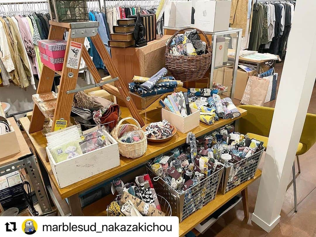 marbleSUD(マーブルシュッド) さんのインスタグラム写真 - (marbleSUD(マーブルシュッド) Instagram)「#Repost @marblesud_nakazakicho ・・・ 【蚤の市】明日から🎉  いよいよ明日に迫った「蚤の市」✨ 1日がかりの設営がおわりました！！ 店内の様子をチラッとお見します🔍  お洋服をはじめ、雑貨やアクセサリー、スタッフの私物などなど！本来処分されてしまうはずだった商品たちがたくさん並びます✨ 「polkaporte @polkaporte」のお菓子も並びます🍪😋  最安値はなんと50円！！安いっ！！ ぜひ掘り出し物を見つけにいらしてくださいね〜✨ みなさまのご来店お待ちしております🙋‍♀️  ※当日はマイバッグの持参にご協力をお願いいたします。  ____________________  marble SUD 中崎町 営業時間:12:00-19:00 🗓営業日はハイライトをご確認ください ☎︎06-6476-8766 ____________________」11月10日 19時18分 - marblesud_official