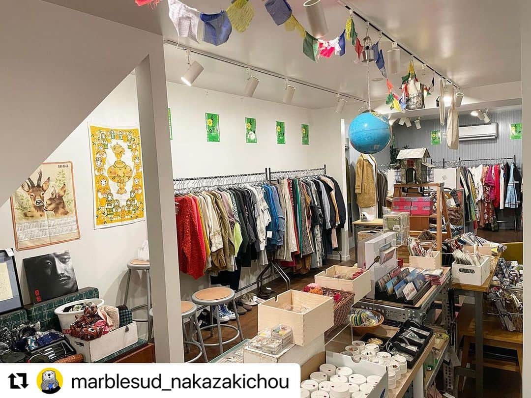 marbleSUD(マーブルシュッド) のインスタグラム：「#Repost @marblesud_nakazakicho ・・・ 【蚤の市】明日から🎉  いよいよ明日に迫った「蚤の市」✨ 1日がかりの設営がおわりました！！ 店内の様子をチラッとお見します🔍  お洋服をはじめ、雑貨やアクセサリー、スタッフの私物などなど！本来処分されてしまうはずだった商品たちがたくさん並びます✨ 「polkaporte @polkaporte」のお菓子も並びます🍪😋  最安値はなんと50円！！安いっ！！ ぜひ掘り出し物を見つけにいらしてくださいね〜✨ みなさまのご来店お待ちしております🙋‍♀️  ※当日はマイバッグの持参にご協力をお願いいたします。  ____________________  marble SUD 中崎町 営業時間:12:00-19:00 🗓営業日はハイライトをご確認ください ☎︎06-6476-8766 ____________________」