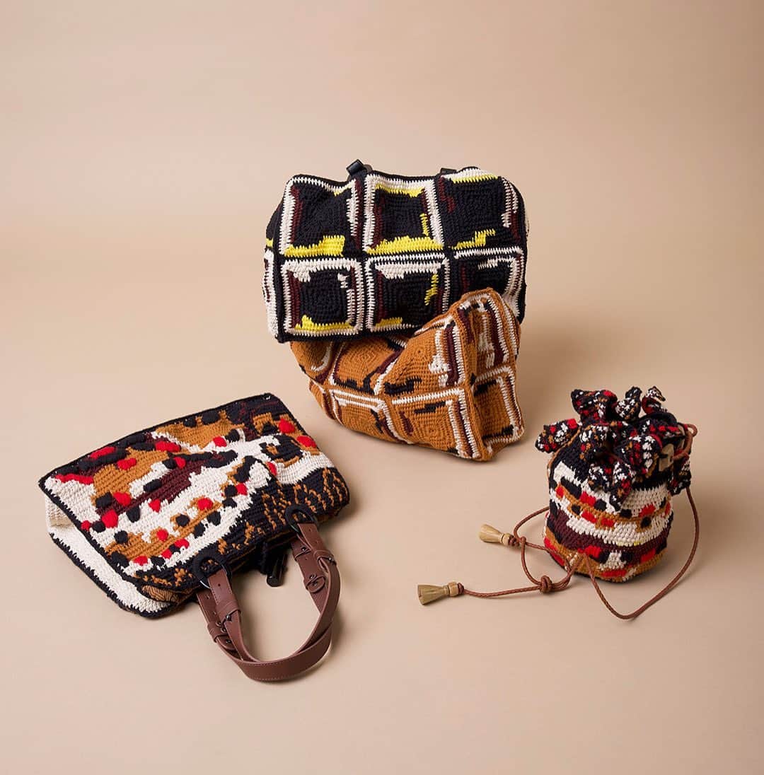 ジャマンピュエッシュのインスタグラム：「This season, in collaboration with our Madagascan craftsmen Jamin Puech has reinterpreted its line of crocheted bags using cotton thread. Each bag being entirely handmade is knitted for over 5 days using cotton yarn sourced locally. This technique is a great addition to Jamin Puech collections that allows our partner workshop to continue  working during winter.  #jaminpuech #crochetedbag #uniquebag #cottonbag #allhandmade」