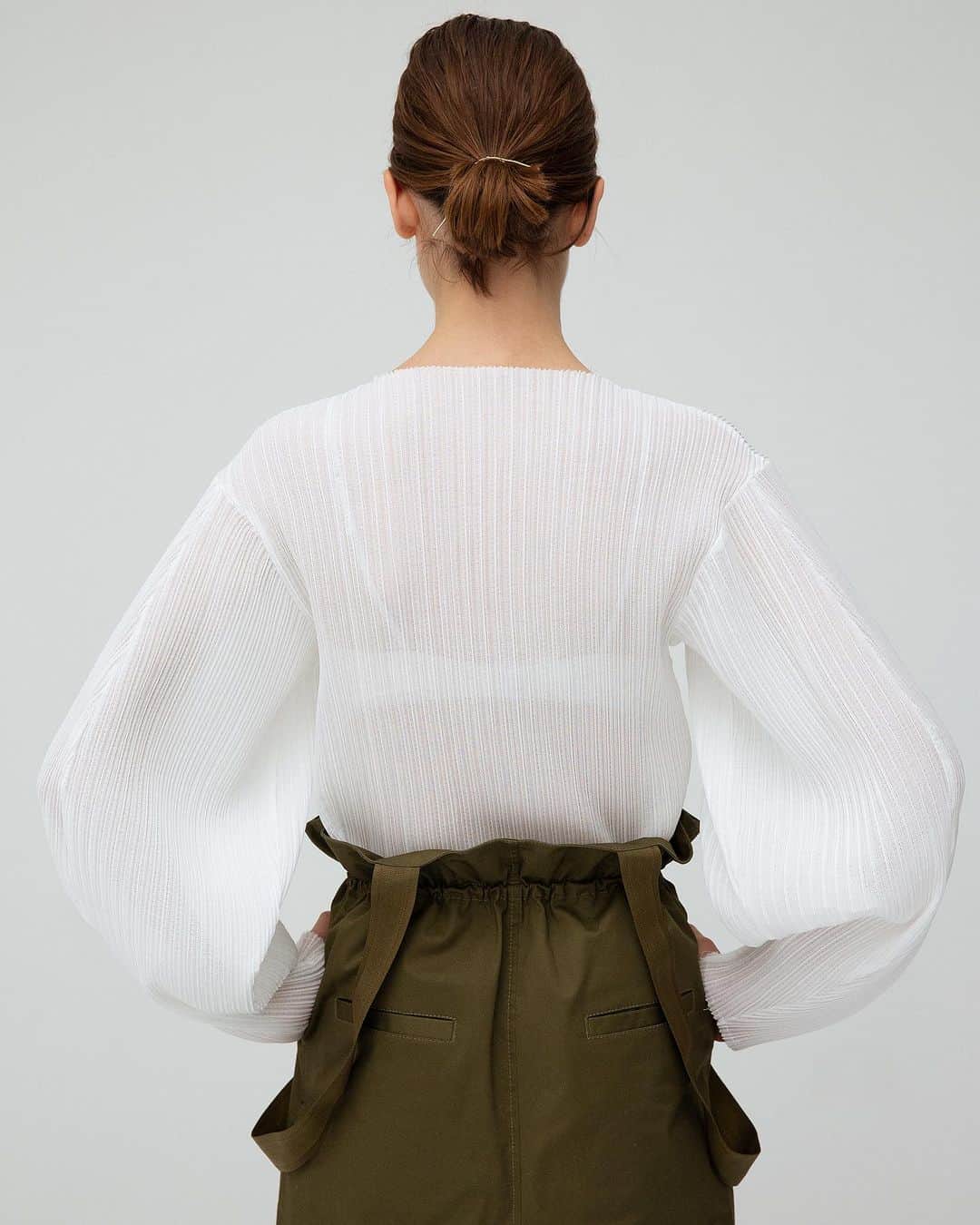 leinwande_officialのインスタグラム：「ㅤㅤㅤㅤㅤㅤㅤㅤㅤㅤㅤㅤㅤㅤㅤㅤㅤㅤㅤㅤㅤㅤㅤㅤ leinwände 23autumn/winter collection -Puff-sleeve Pleats Top-  ベーシックなプリーツ加工ではなく、織りで凹凸とストライプを表現したユニークな素材は日本の織物技術ならではのマテリアル。程よい透け感が上品で、ハリ・タフさも、着心地も シーズン問わずにいろいろな方にフィットする一枚です。 丸みを帯びたスリーブがポイント。 ㅤㅤㅤㅤㅤㅤㅤㅤㅤㅤㅤㅤㅤㅤㅤㅤㅤㅤㅤㅤㅤㅤㅤㅤ #leinwände #leinwande ㅤㅤㅤㅤㅤㅤㅤㅤㅤㅤㅤ」