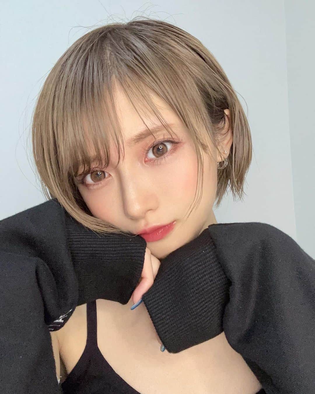 のインスタグラム：「やっぱ服は黒が好き🖤🐺  #ショート #グレージュ」
