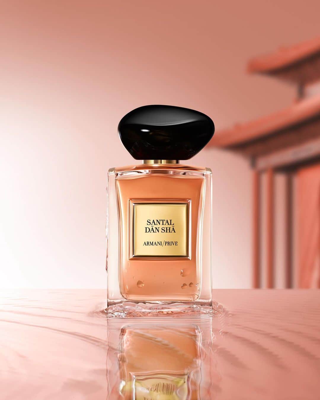 Armani Beautyさんのインスタグラム写真 - (Armani BeautyInstagram)「Majestic and captivating. Evoking the uplifting serenity of the Chinese Imperial Palaces and their summertime gardens, Armani beauty Global Fragrance Ambassador @jacksonwang852g7 embodies the sensual and sparkling sandalwood scent of Armani/Privé SANTAL DĀN SHĀ.  #Armanibeauty #ArmaniPrive #HauteCoutureFragrance #JacksonWang #Fragrance」11月11日 18時00分 - armanibeauty