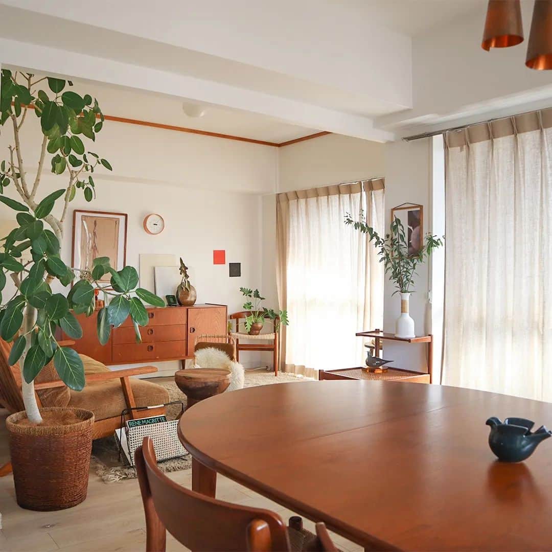 Re:CENO（リセノ）さんのインスタグラム写真 - (Re:CENO（リセノ）Instagram)「【お店だより】スタッフ宅ルームツアー。2LDKの4人家族の暮らしをご紹介します。 ・ こんにちは。 Re:CENO FUKUOKAのエノモトです。  京都から福岡に引っ越して、気づけば1年半。  多くの家具やインテリア小物を迎い入れ、 お部屋のレイアウト変更や 空間のブラシュアップを楽しんできました。  今回は、そんな私のお部屋をご紹介いたします。  空間づくりのベースは 「北欧ヴィンテージスタイル」。  白壁に白い床。それに映えるように、 大型家具はブラウンで統一しています。  しかし「ヴィンテージ」すぎる重い雰囲気は 好みではないため、白系の小物や植物など アクセントアイテムで軽さを プラスできるように心がけています。  大型家具の色を統一することで、 小物でのアクセントが出しやすい環境を 意識しているのがポイントです。  そんな私宅ですが、いつもお部屋づくりの中心と なっているのは「NOANA sofa」。  どの角度から見ても美しいシルエットは、 どこに置いても目を惹き、いつも主役として 活躍しています。  私達夫婦もお気に入りですが、 何よりも子供たちの大のお気に入りの場所。  遊んだり、疲れたときはソファの上で ゴロンとなったり、いつもソファでリラックス しているのを見かけています。  ひとつ、お気に入りの家具。 お気に入りの場所があるだけで、 お部屋が一気に好きになる。  みなさまもお気に入りのアイテムと一緒に、 ぜひ暮らしを楽しんでくださいね。  ---------------------------------------  ▼福岡店よりお知らせ  ただいま福岡店限定で、 家具のアウトレットセール開催中です。  ダイニングテーブルやチェアがメイン。 気になっていた家具がお得に手に入るかもしれません。  ご興味のある方は、是非店舗へ足をお運びください。  ---------------------------------------  #リセノ #インテリア #インテリアショップ #福岡 #福岡赤坂 #家具 #リセノ福岡 #ナチュラルヴィンテージ #おうち時間 #暮らしを楽しむ #暮らしを整える #家具コーディネート #おうちづくり #雑貨 #ソファー #コーディネート #ルームツアー #receno #interior #fukuoka #interiorstyling #furniture #naturalvintage #roomtour」11月10日 19時19分 - receno.interior