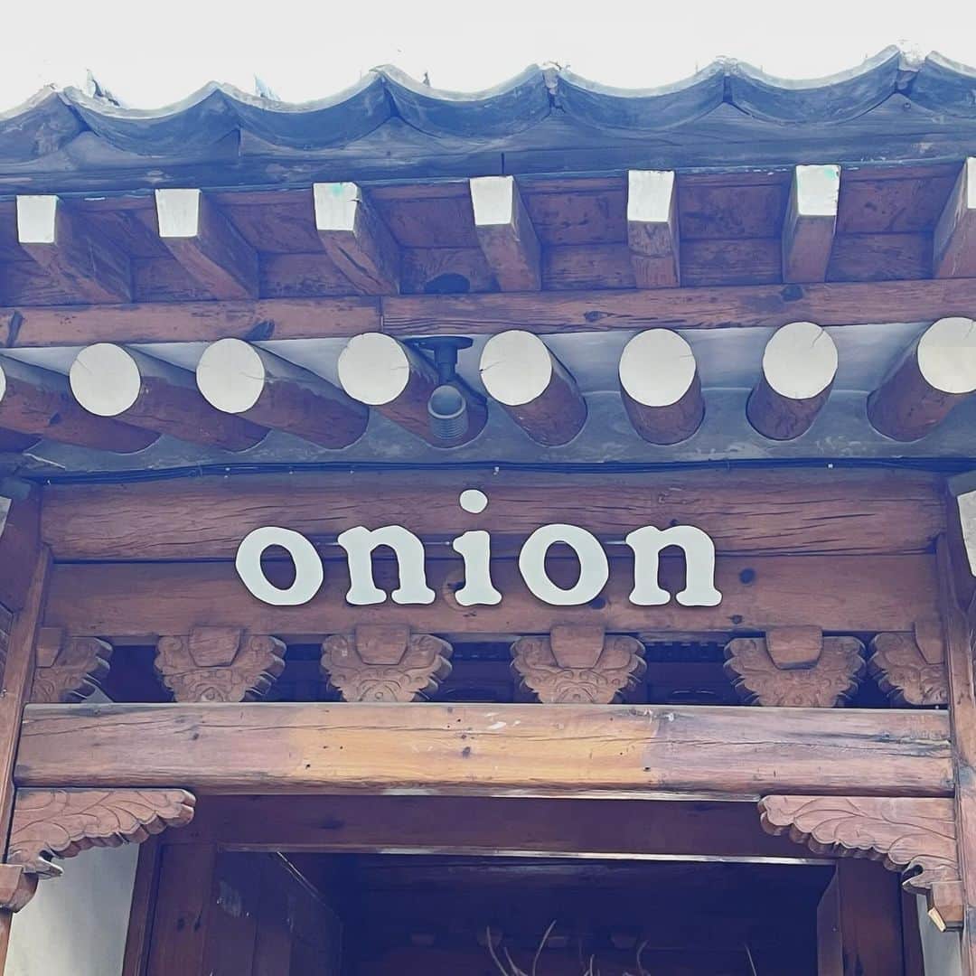 木谷有里さんのインスタグラム写真 - (木谷有里Instagram)「Cafe Onion☕️  大きくてボリューム満点のおいしすぎるパン🍞 パン好きにはたまらないお店でした！ 種類も豊富でどれを買おうか迷いましたが、 シュガーパウダーが山のようにかかったパンドロと、 マスカルポーネのクリームチーズクリームがたくさん入ったイチヂククロワッサンにしました🥐🩷  #onion #cafeonionanguk #cafeonion  #韓国カフェ　#韓国旅行　#安国駅」11月10日 19時15分 - kitani_yuri