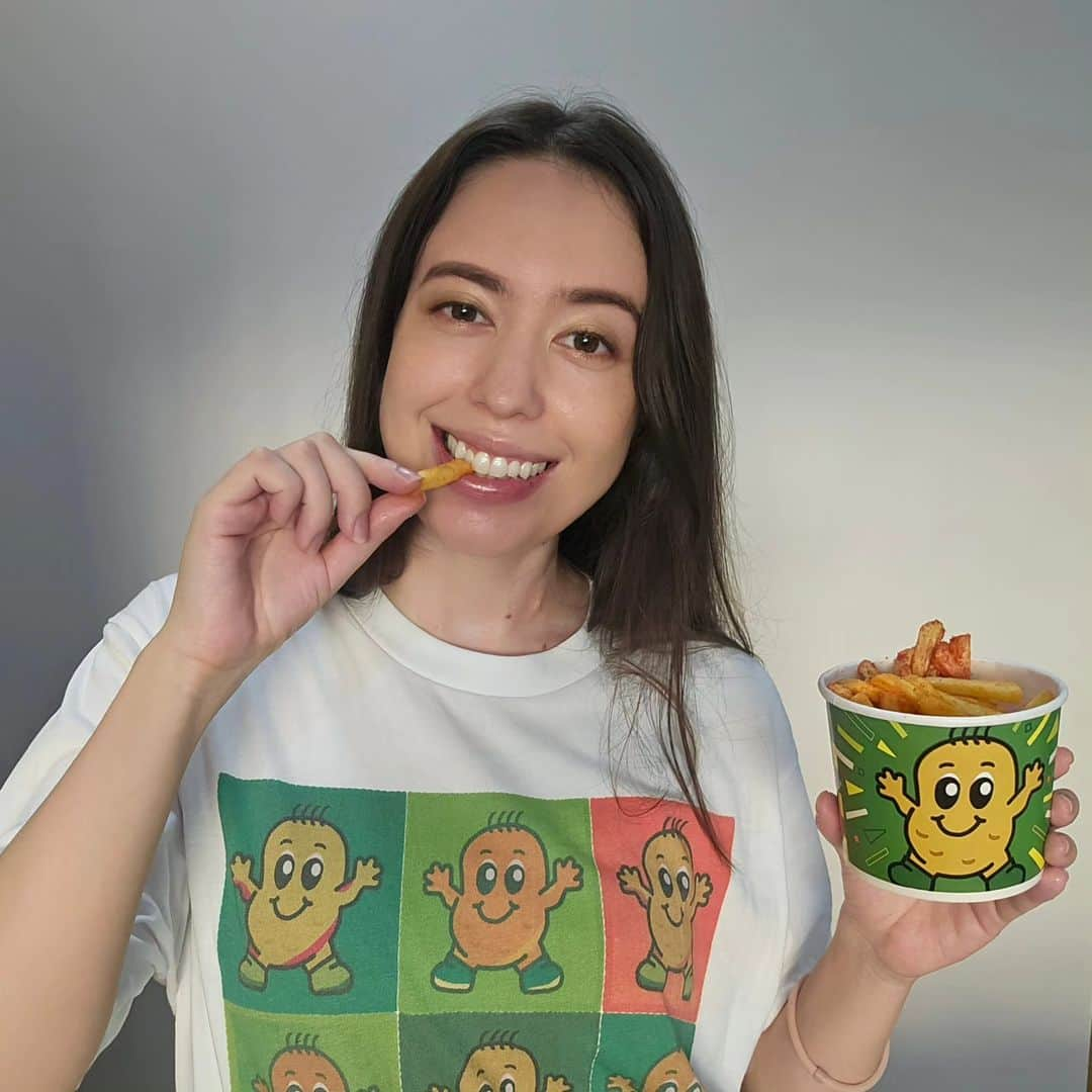 安藤ミレイのインスタグラム：「Happy FRYday💛💚💛💚  @uniqlophofficial  x @potatocornerph コラボUT✨️  #uniqlo #uniqloph #ut #potatocorner」